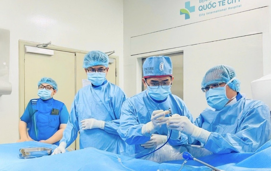 Ê-kíp bác sĩ can thiệp cấy máy tạo nhịp tim không dây cho người bệnh, ảnh BVCC
