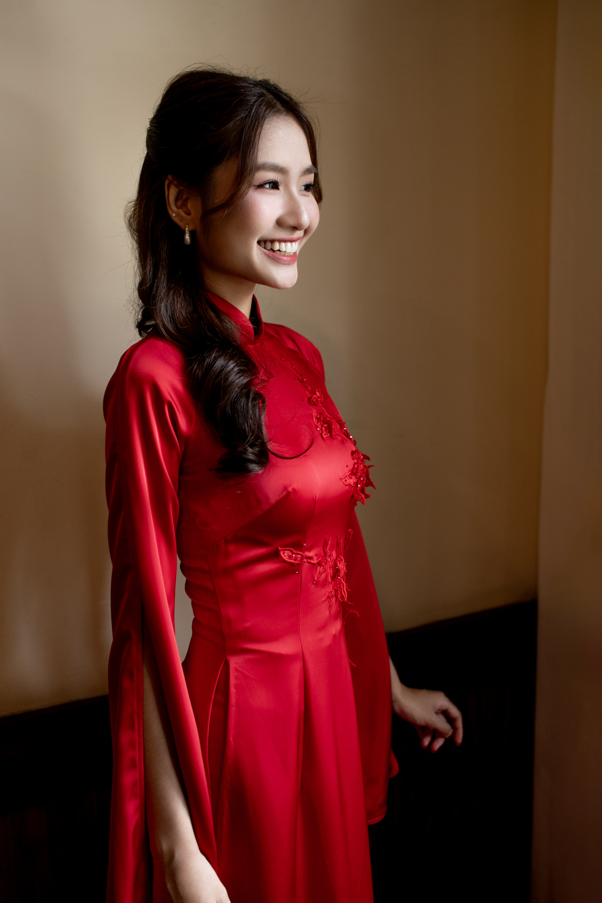 Chia sẻ thêm về tình yêu dành cho áo dài, Nguyễn Thanh Hà cho biết kể từ khi đăng quang, mỗi lần xuất hiện tại các sự kiện, cô luôn ưu tiên trang phục truyền thống bởi cảm giác tự tin và gần gũi mà áo dài mang lại. 