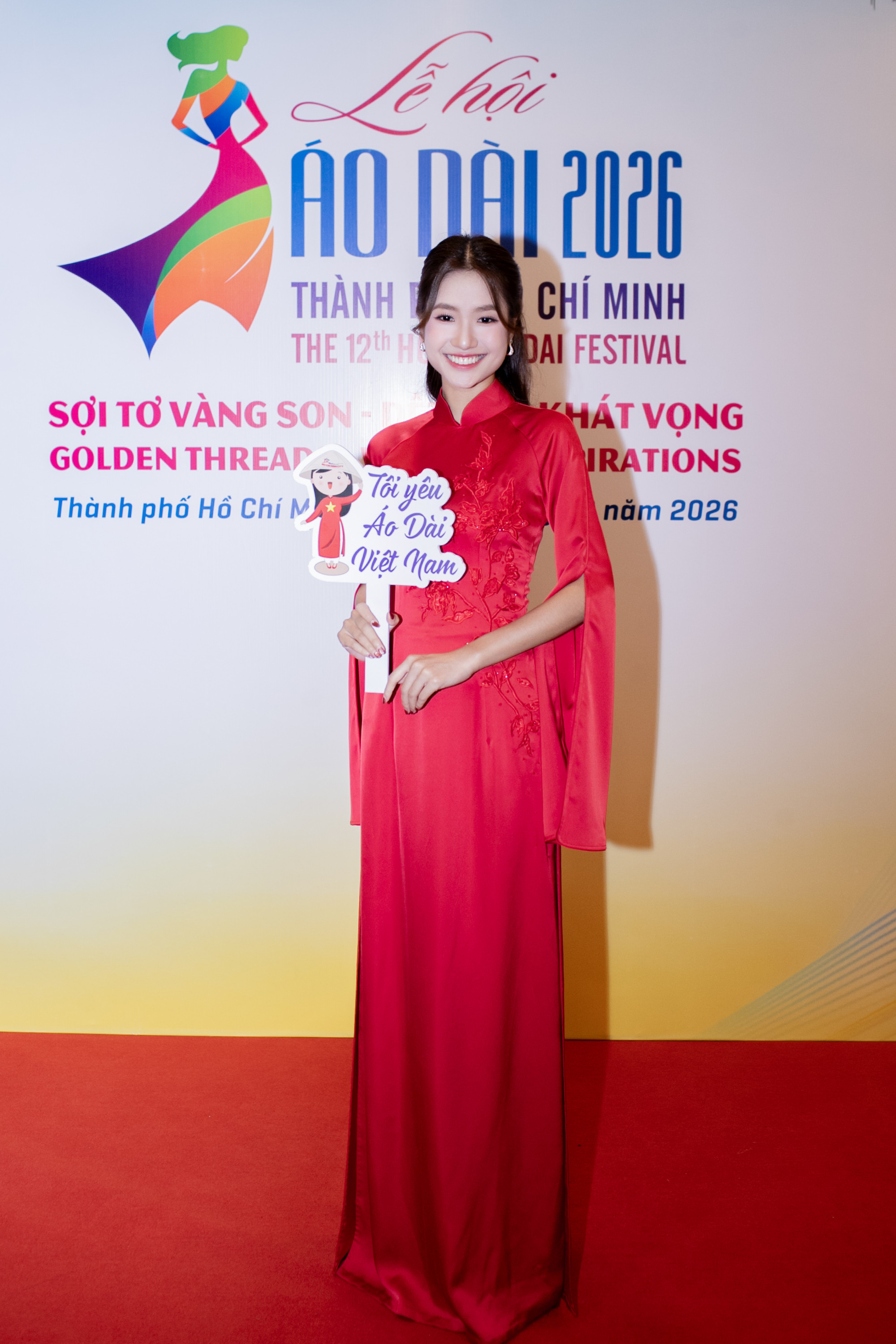 Hoa hậu sinh năm 2004 gây chú ý khi diện thiết kế tông đỏ nổi bật, tôn lên vẻ đẹp rạng rỡ và thần thái tự tin. Phom dáng được thiết kế tinh tế, ôm vừa vặn, kết hợp chi tiết thêu nhẹ ở phần thân trước, tạo cảm giác trang nhã. Sau 3 năm đăng quang, Thanh Hà được nhận xét ngày càng chín muồi về nhan sắc lẫn phong cách. 