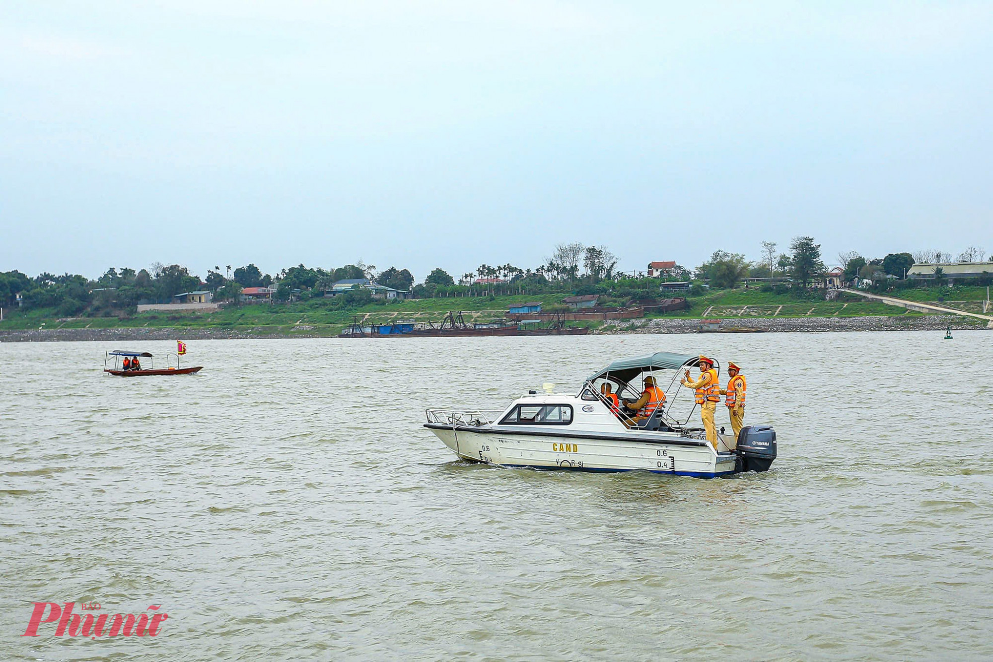 Ngoài ra, cảnh sát chủ động phân luồng từ xa, Các phương tiện thủy nội địa không có nhiệm vụ bị hạn chế lưu thông qua khu vực tổ chức lễ hội để tránh sóng lớn và va chạm.