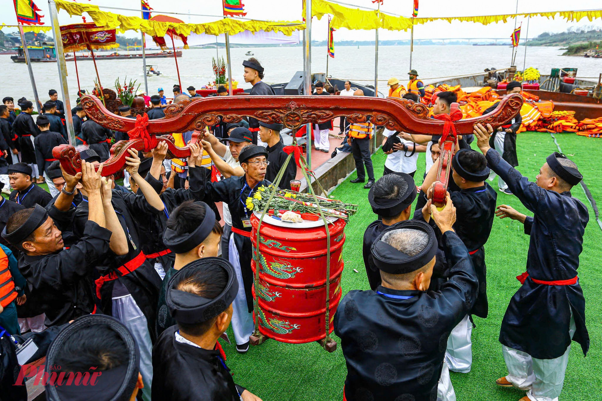 Ngoài lòng thành kính ôn lại công đức Thánh Tản, rất đông người dân đổ về lễ hội đền Và để cầu mong những điều tốt lành sẽ đến với mình, gia đình, họ hàng, người thân… trong dịp đầu xuân năm mới.