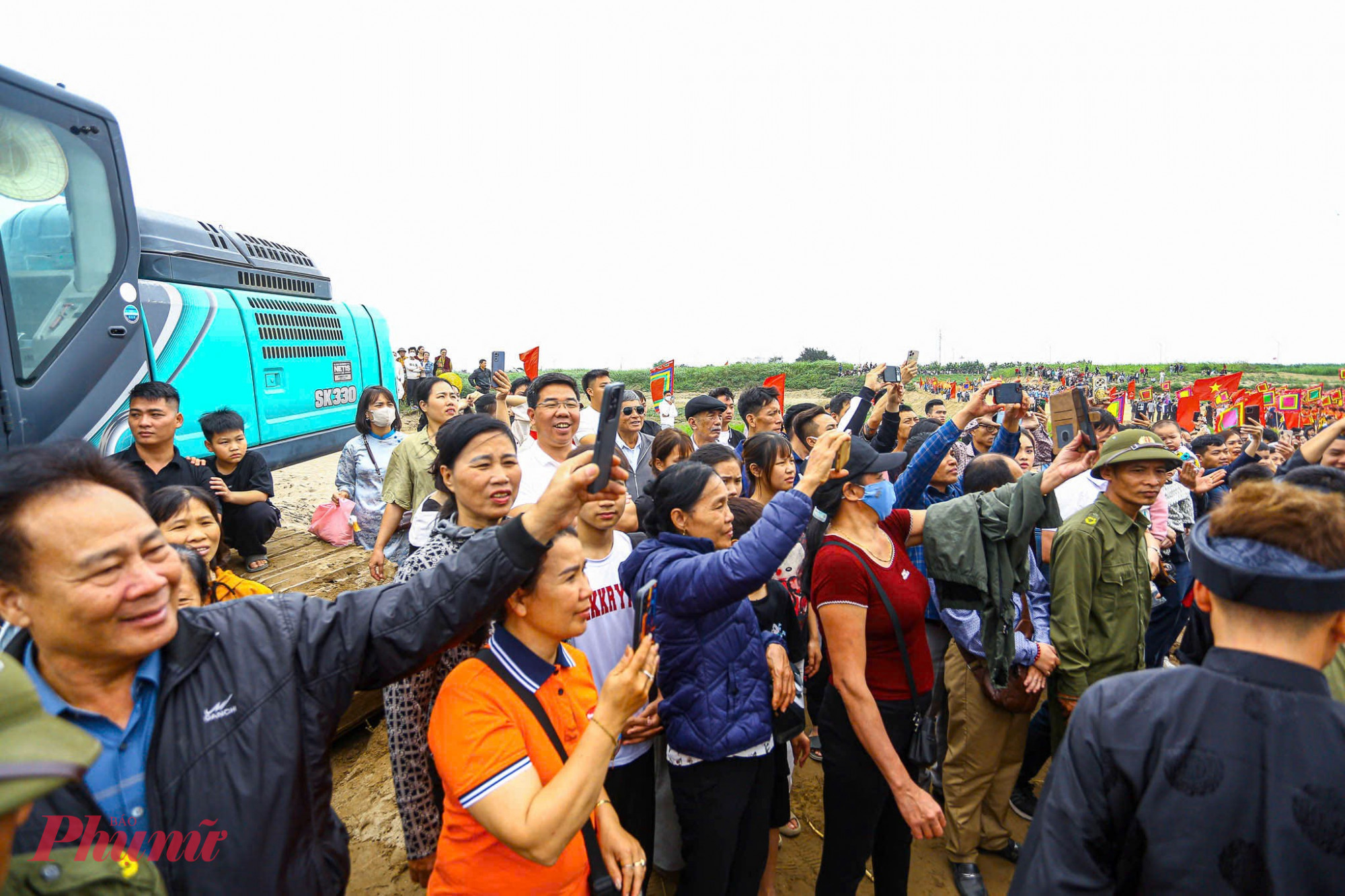 Nhiều người ghi lại khoảnh khắc khi đoàn rước đi qua.