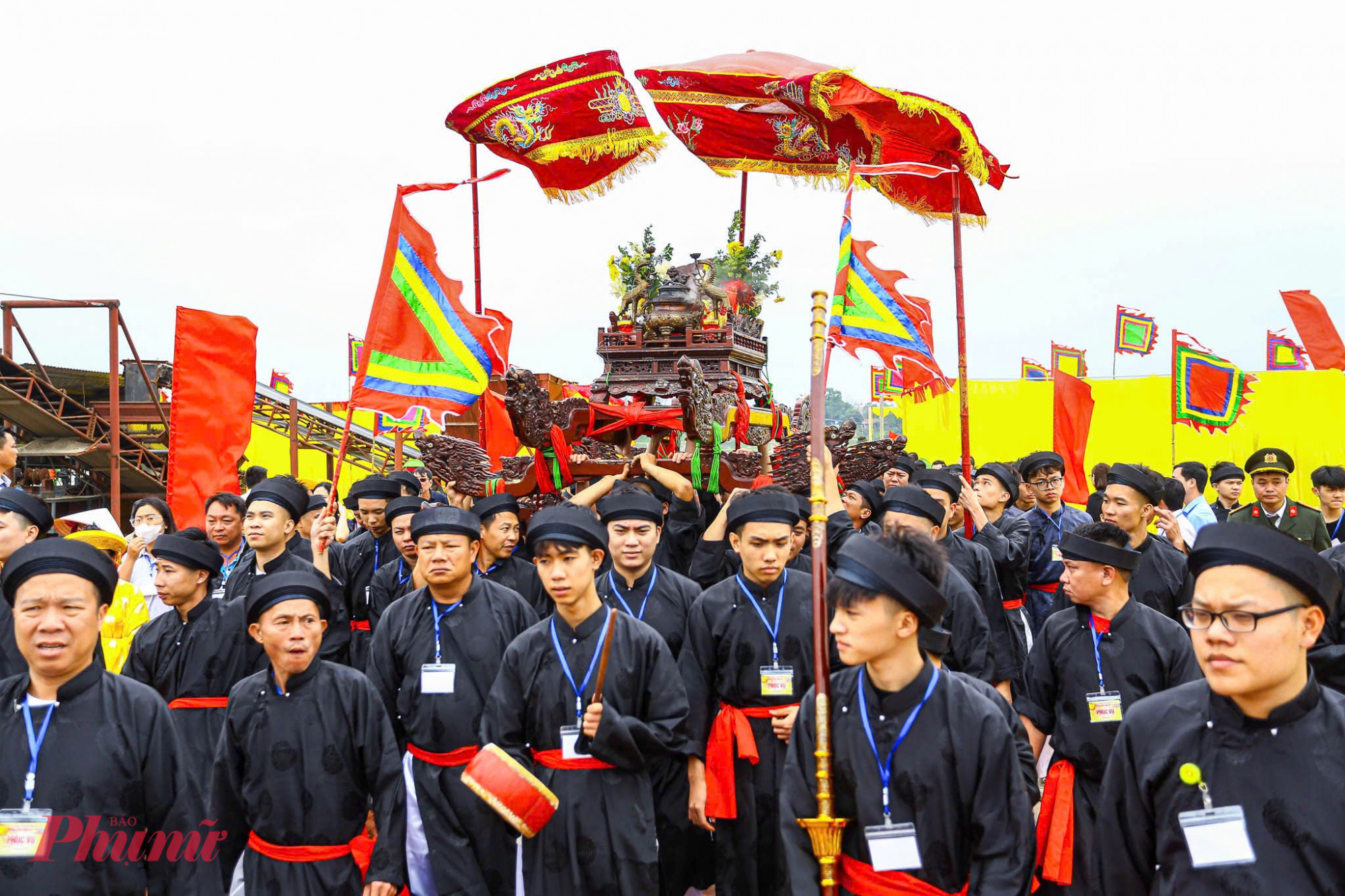 Hàng ngàn người dân thuộc các làng: Vân Gia, Nghĩa Phủ, Mai Trai, Thanh Trì, Ái Mỗ, Phú Nhi, Phù Sa trước đây (nay là 7 tổ dân phố của phường Sơn Tây) cùng thôn Duy Bình, xã Vĩnh Phú, tỉnh Phú Thọ đến tham gia, chiêm bái và cung tiễn kiệu Thánh qua sông.