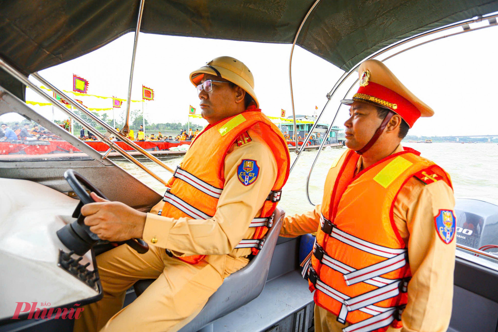 Lực lượng chức năng liên tục tuần tra, nhắc nhở các chủ tàu, thuyền tham gia lễ hội phải trang bị đầy đủ áo phao và không chở quá số người quy định.