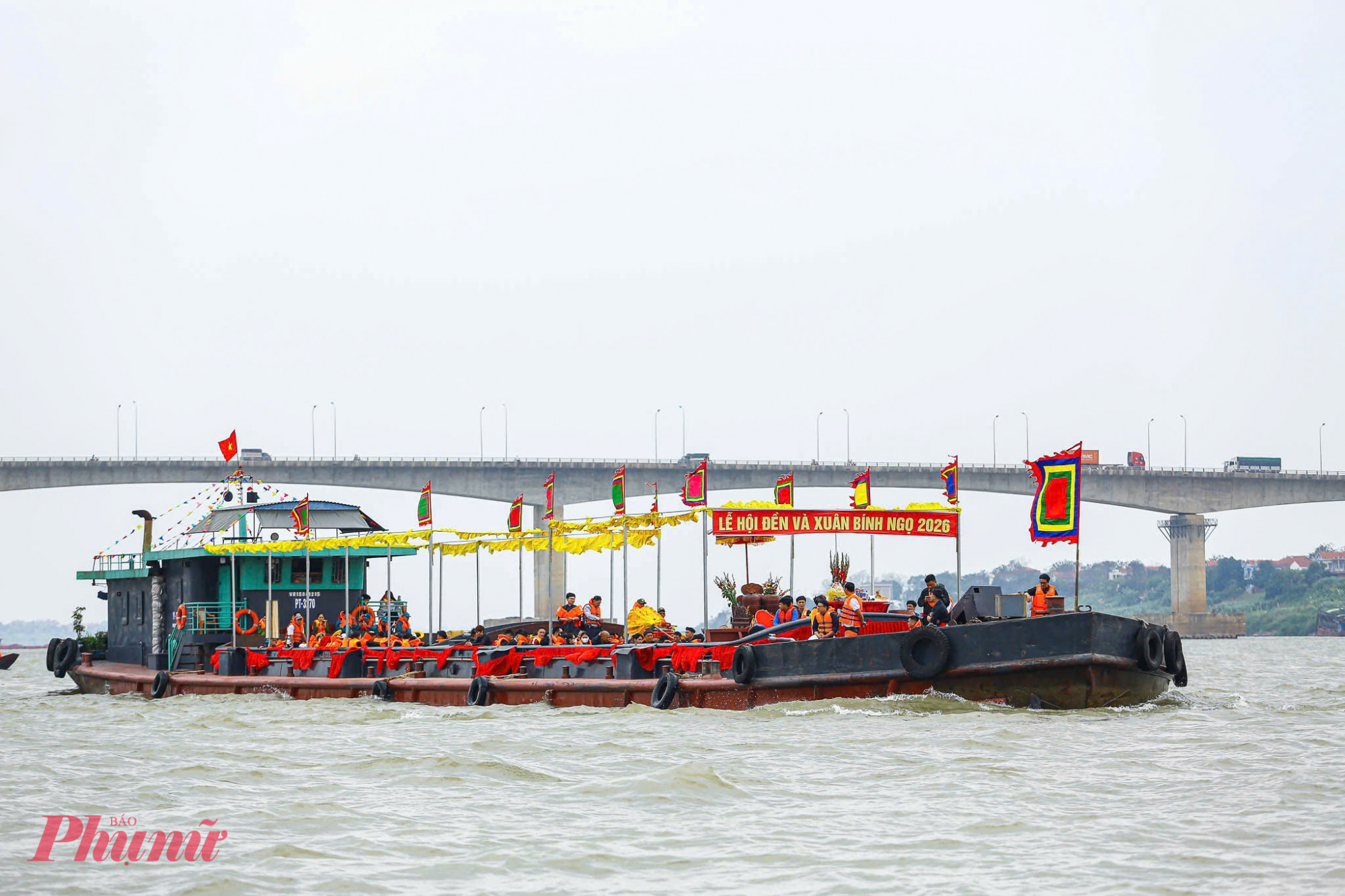 không khí náo nhiệt trở lại, tiếng trống, tiếng chiêng, tiếng vỗ tay, tiếng hò reo hợp lại vang rền bến cảng khi đoàn rước di chuyển xuống tàu.