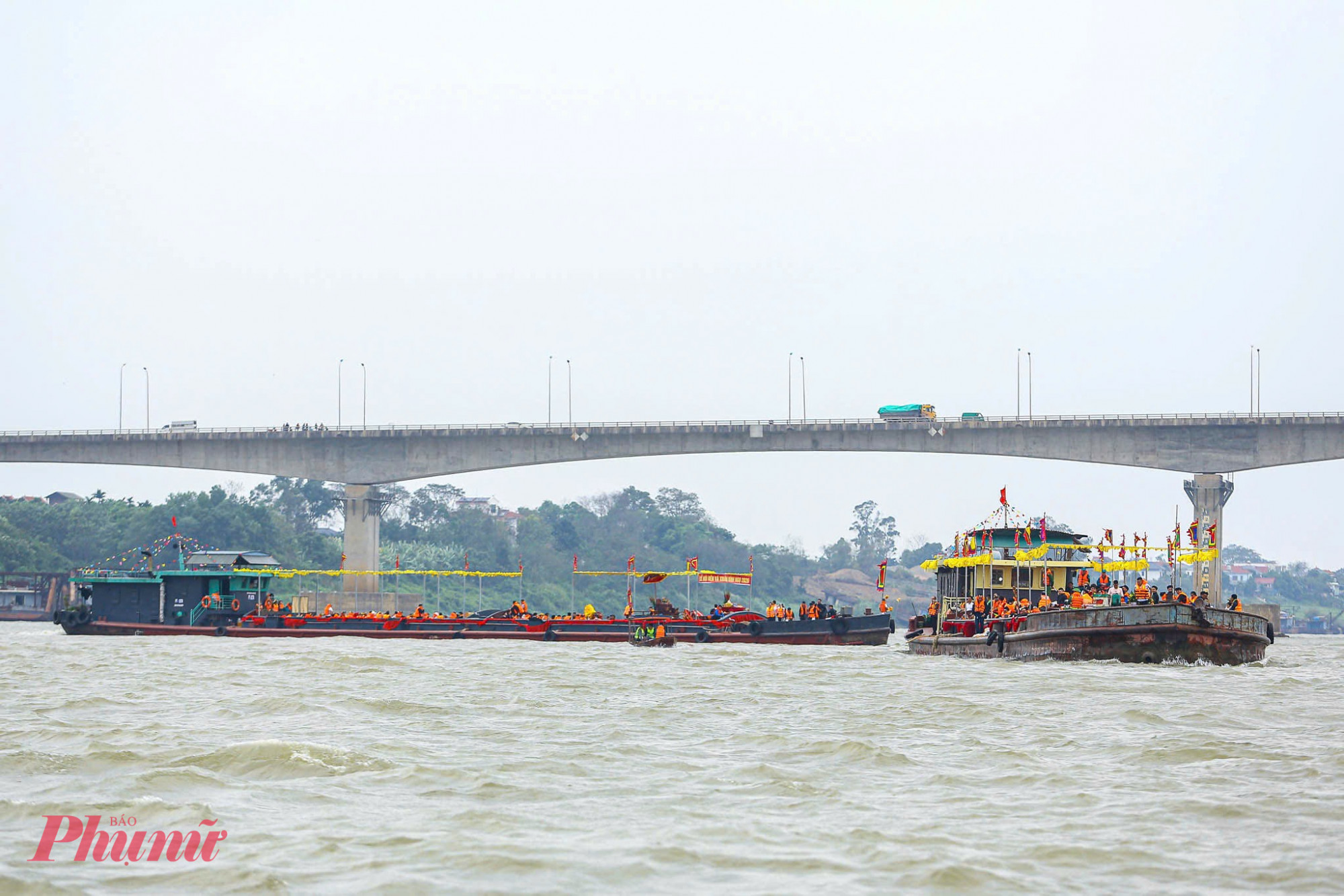 Đoàn rước được đưa qua sông bằng các tàu, phà trọng tải lớn từ 200 đến trên 300 tấn, được trang hoàng rực rỡ. 