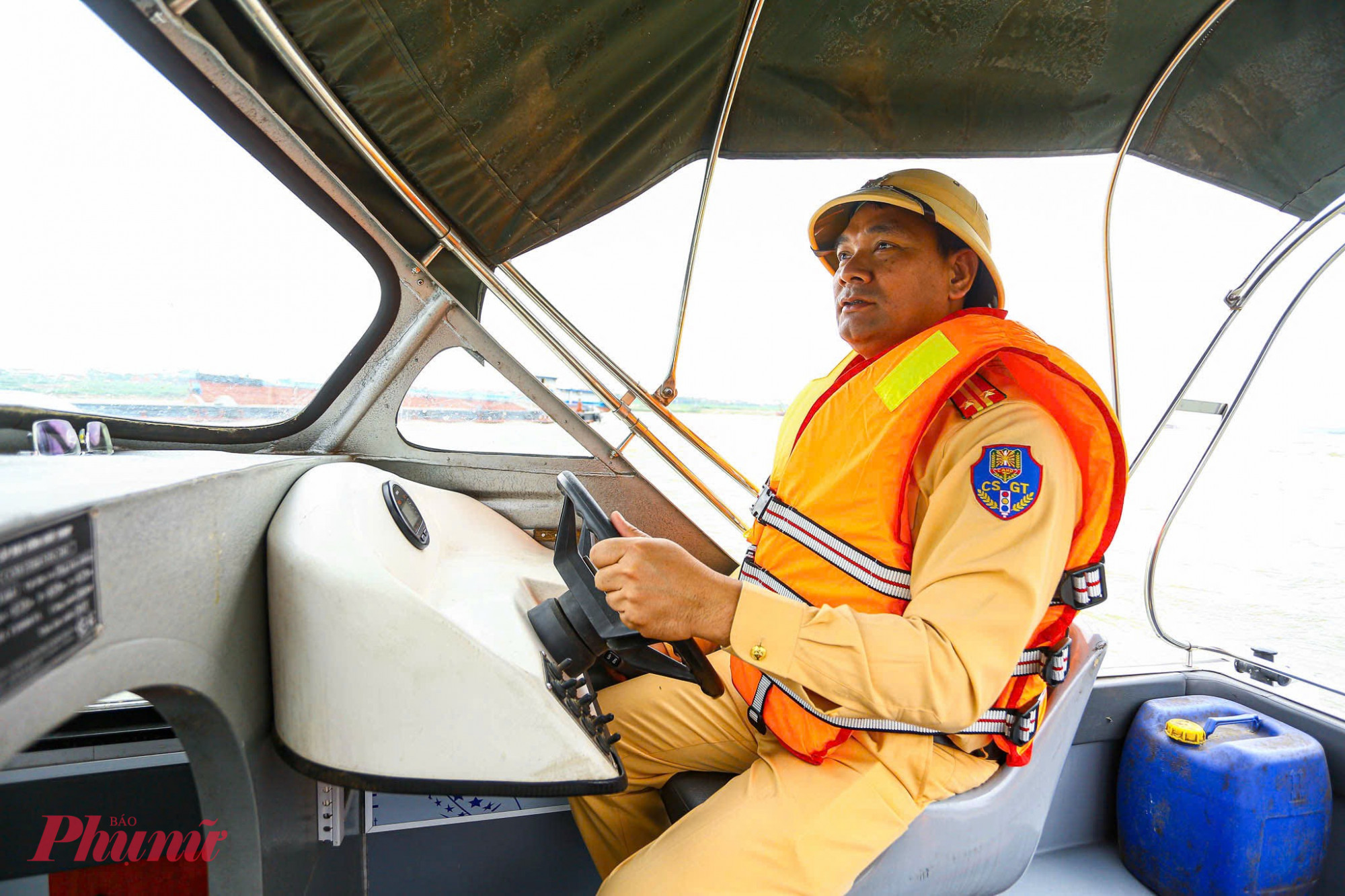 Trung tá Trịnh Văn Trường - Cán bộ đội CSGT đường thủy số 1: Dòng sông Hồng có luồng lạch phức tạp và lưu lượng tàu cát lớn, nên việc bảo vệ đoàn rước là nhiệm vụ trọng tâm. Đơn vị đã huy động nhiều cân bộ, chiến sĩ cùng cano chuyên dụng chạy dọc hai bên sườn đoàn lễ hội để tạo hành lang an toàn; đồng thời phối hợp với các lực lượng chức năng khác phân luồng, tạm cấm từ xa trong thời gian đoàn rước lưu thông. Chúng tôi đặc biệt lưu ý đến các tàu rước, yêu cầu tuyệt đối không chở quá tải và tất cả người dân phải mặc áo phao. Sự an toàn của người dân góp phần tạo nên một mùa lễ hội an toàn, văn minh.