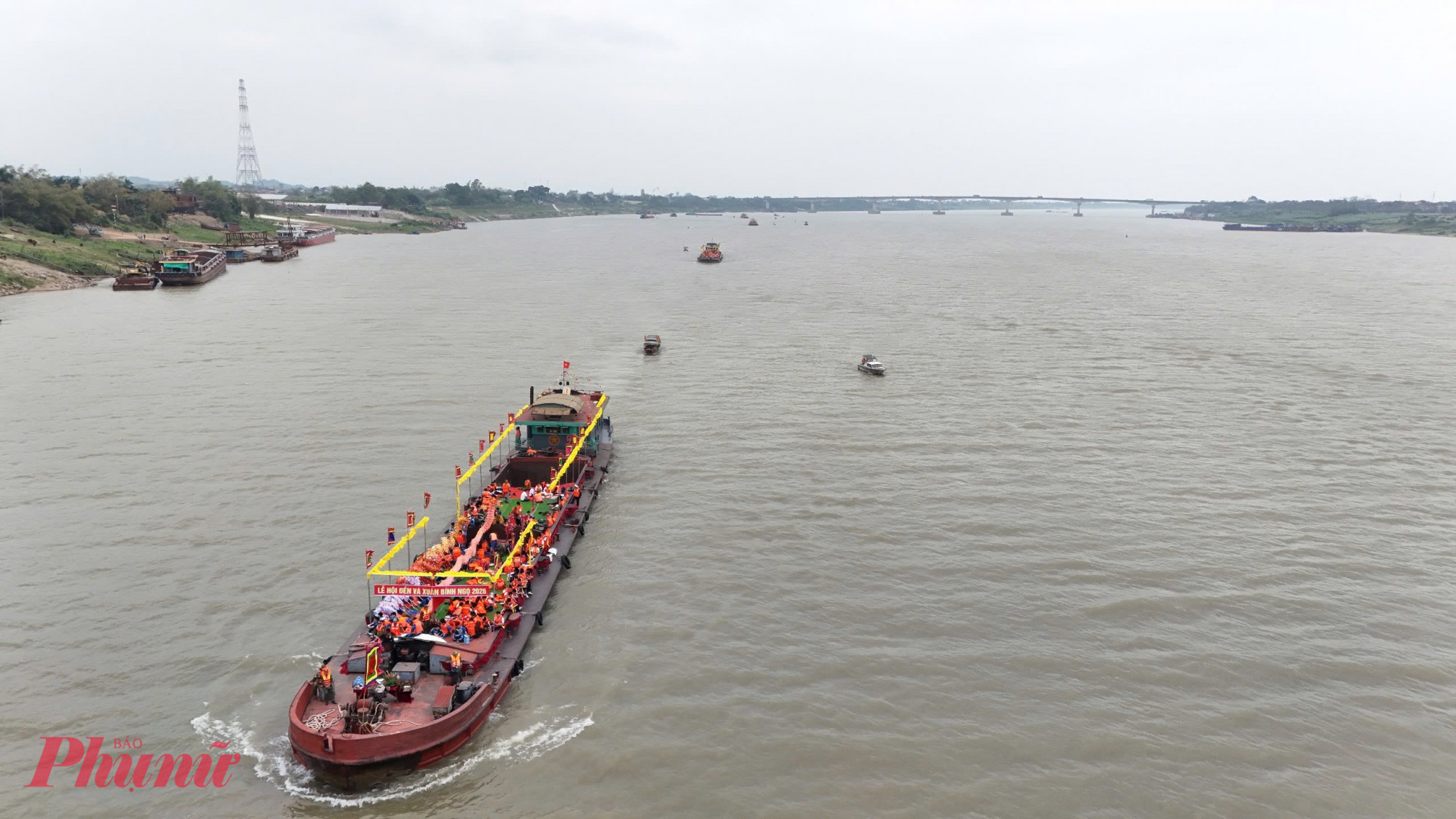 7 chiếc thuyền lớn chở hơn 1000 tham gia lễ rước di chuyển nối đuôi nhau di chuyển.