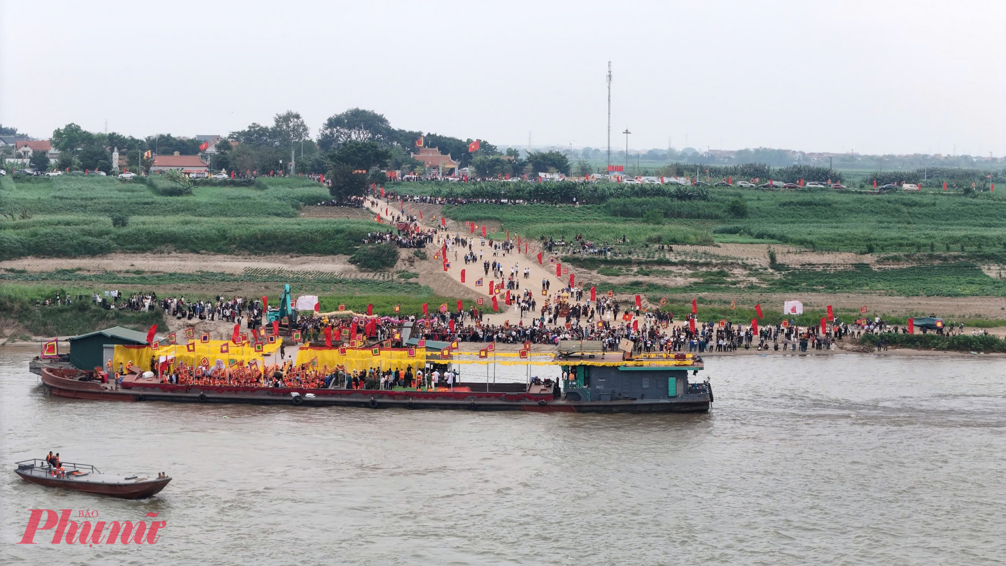 Rời đền Và, sau nhiều tiếng di chuyển, đoàn rước tập kết tại bến cảng bên bờ hữu sông Hồng. 