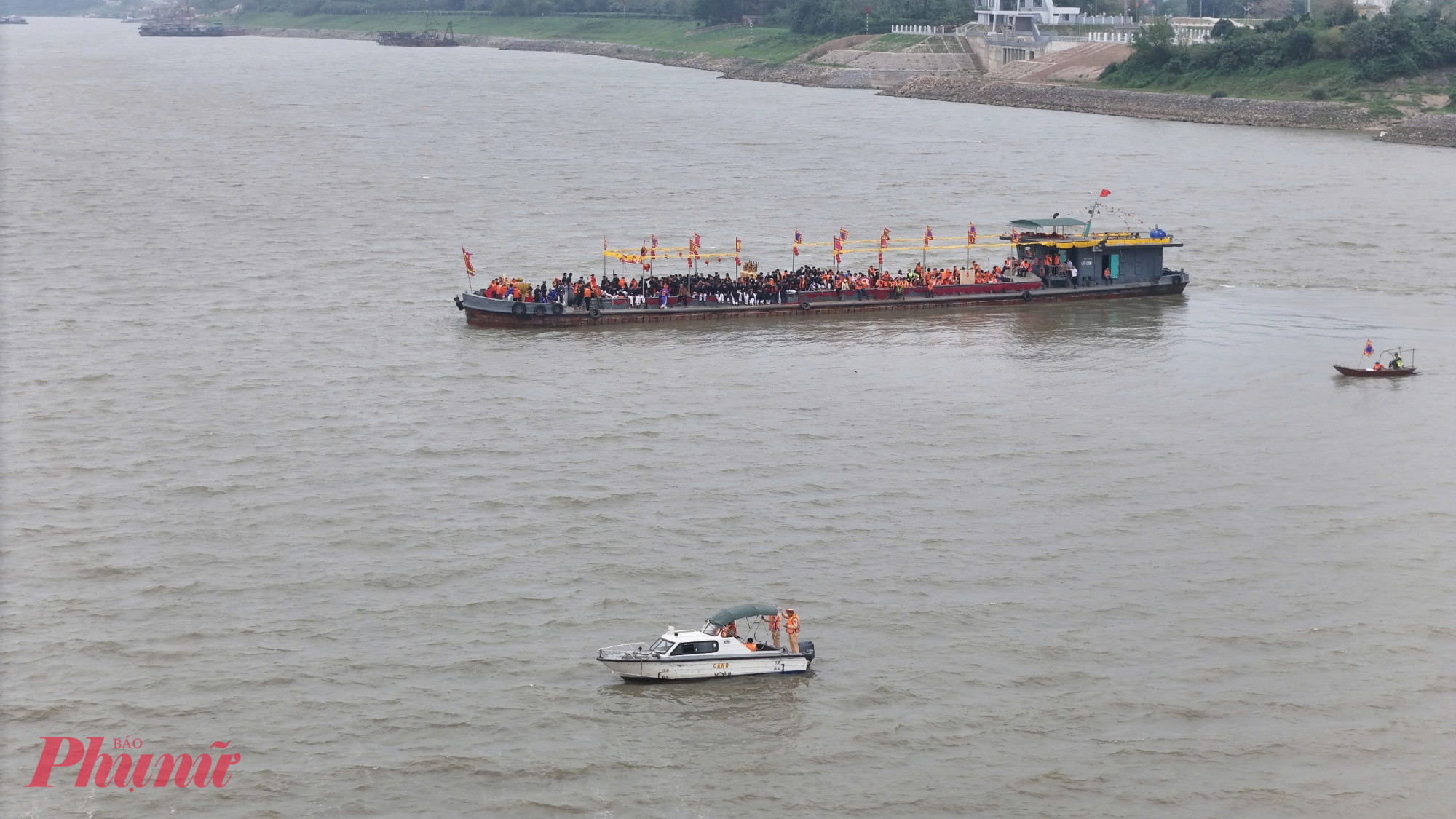 Cảnh sát đường thuỷ sử dụng cano đi song song với đoàn rước, bảo đảm an toàn đồng thời đề phòng các trường hợp rủi ro.