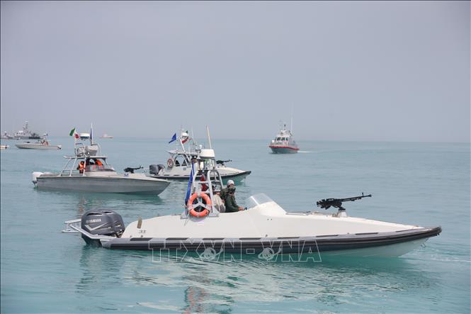 [Chú thích ảnh] Ngày 2/3/2026, Tướng Jabari của Lực lượng Vệ binh Cách mạng Hồi giáo Iran (IRGC) tuyên bố Eo biển Hormuz đã bị đóng cửa và cảnh báo bất kỳ con tàu nào tìm cách đi qua sẽ bị Hải quân Iran nhắm mục tiêu khai hoả. (Trong ảnh: Tàu của Lực lượng Vệ binh Cách mạng Hồi giáo Iran (IRGC) tại lễ kỷ niệm Ngày Vịnh Persia quốc gia ở Vịnh Persia, gần Bushehr - Ảnh: THX/TTXVN)