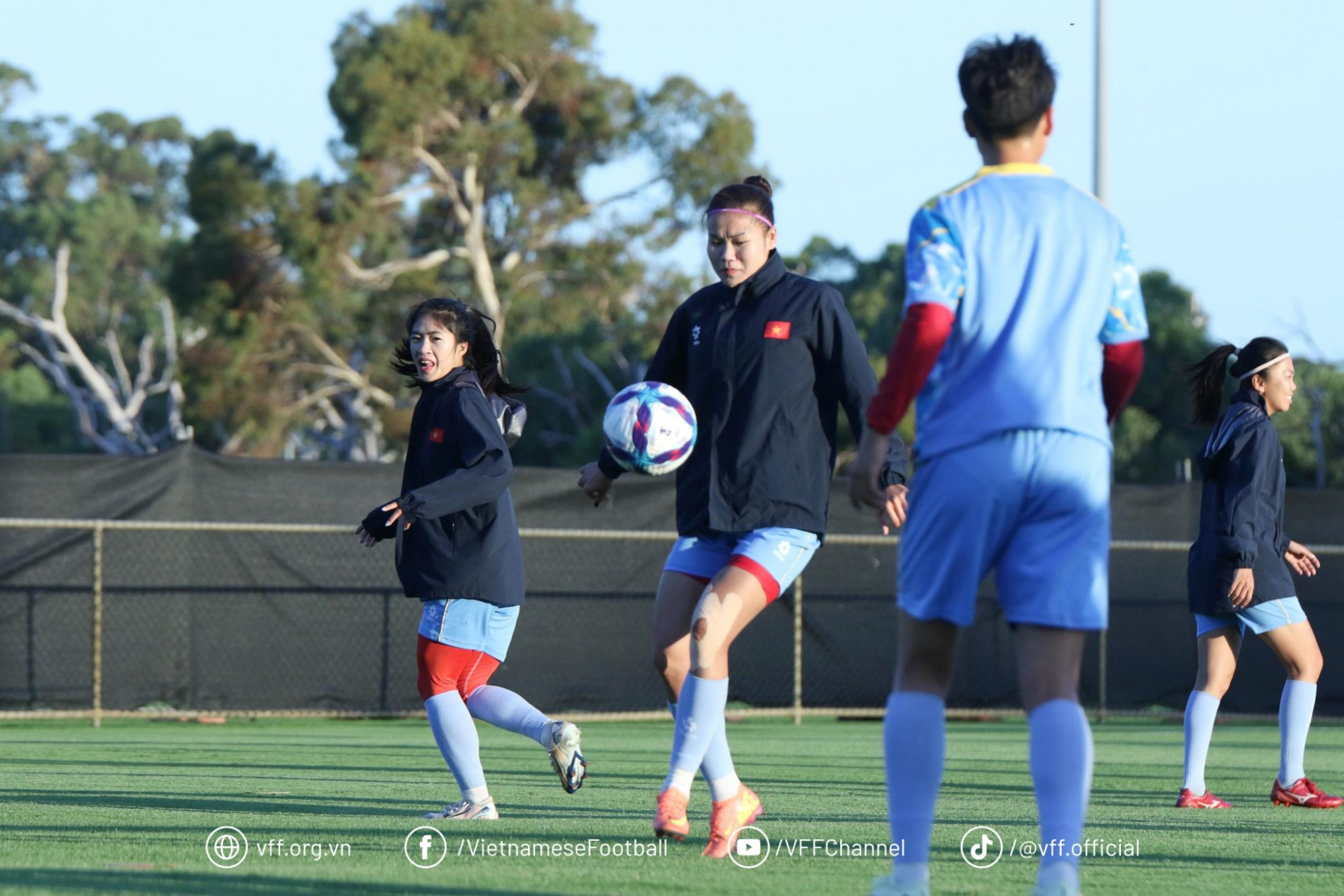 Buổi tập làm quen khí hậu, thời tiểt, sân bãi tại Úc của các cô gái Việt Nam - Ảnh: VFF