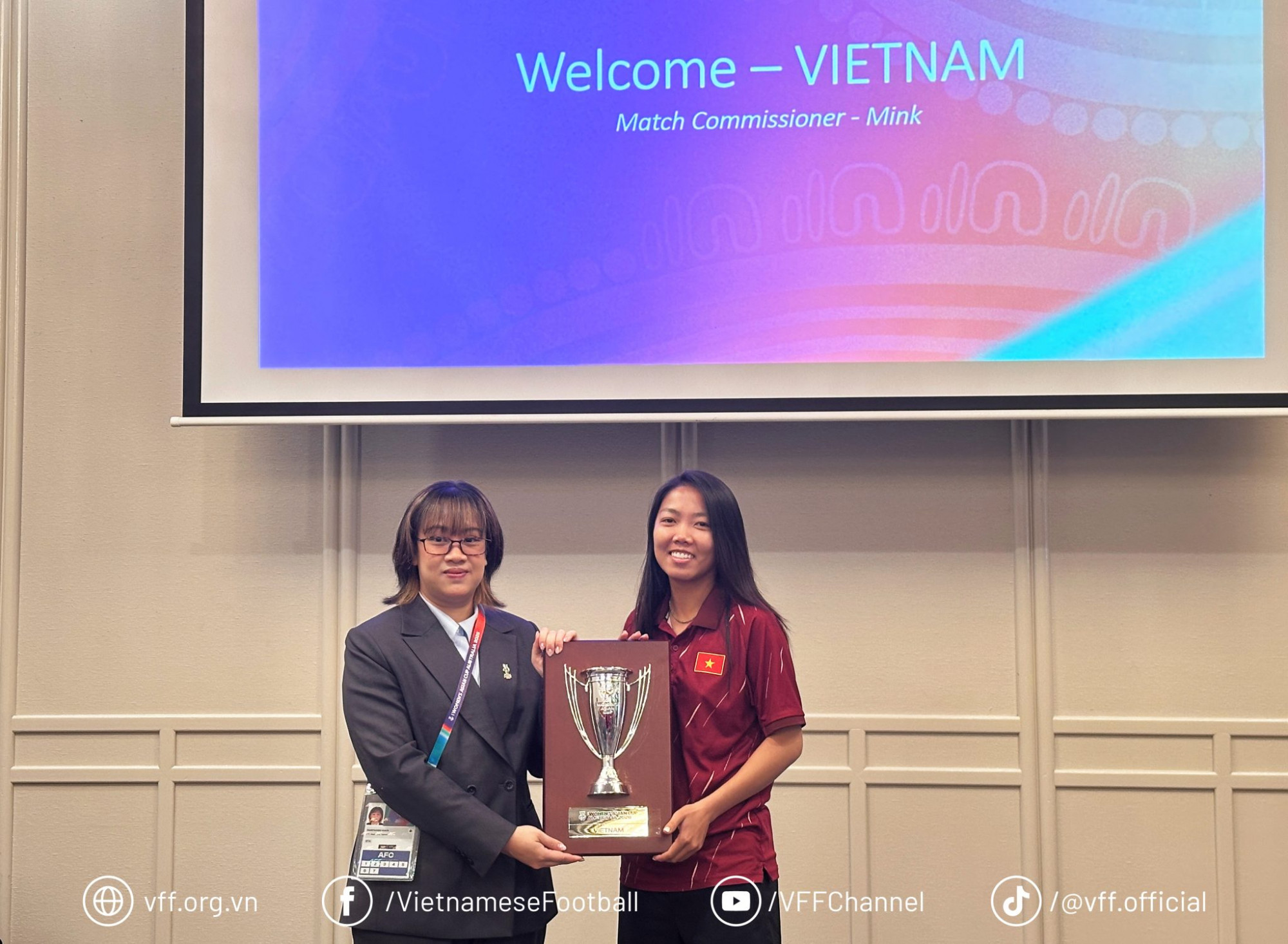 Đội trưởng Huỳnh Như nhận kỷ niệm chương của giải đấu từ đại diện AFC - Ảnh: VFF