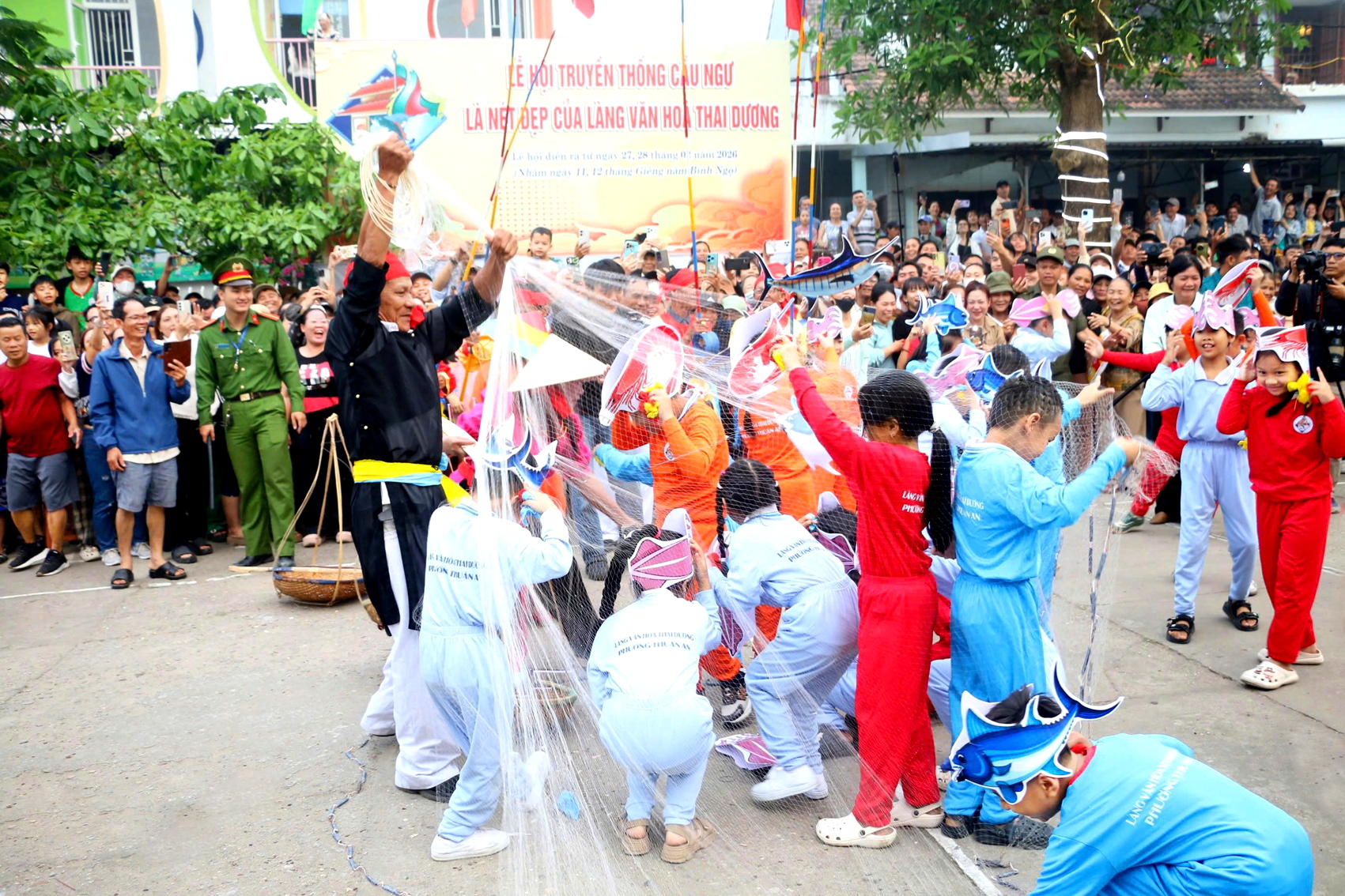Lễ hội quảng diễn “bắt cá trên bờ” trong khuôn khổ lễ hội cầu ngư làng Thai Dương, TP Huế sáng 28/2 - ẢNH: THUẬN HÓA