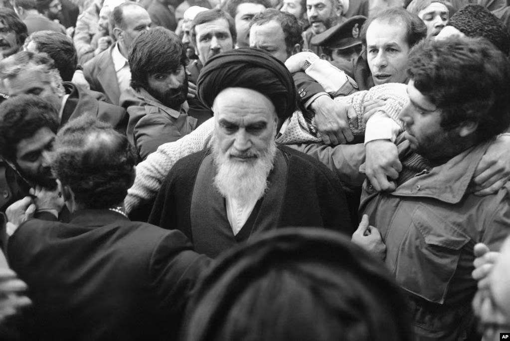 Kỳ 2: Cách mạng Hồi giáo 1979 và cuộc khủng hoảng con tin làm thay đổi quan hệ Mỹ- Iran Ông Khomeini về đến Tehran vào ngày 1 tháng 2 năm 1979. Khoảng 120 nhà báo đã đi cùng ông trên chuyến bay từ Paris và được hàng ngàn người người ủng hộ chào đón tại sân bay Tehran. Ảnh tư liệu.