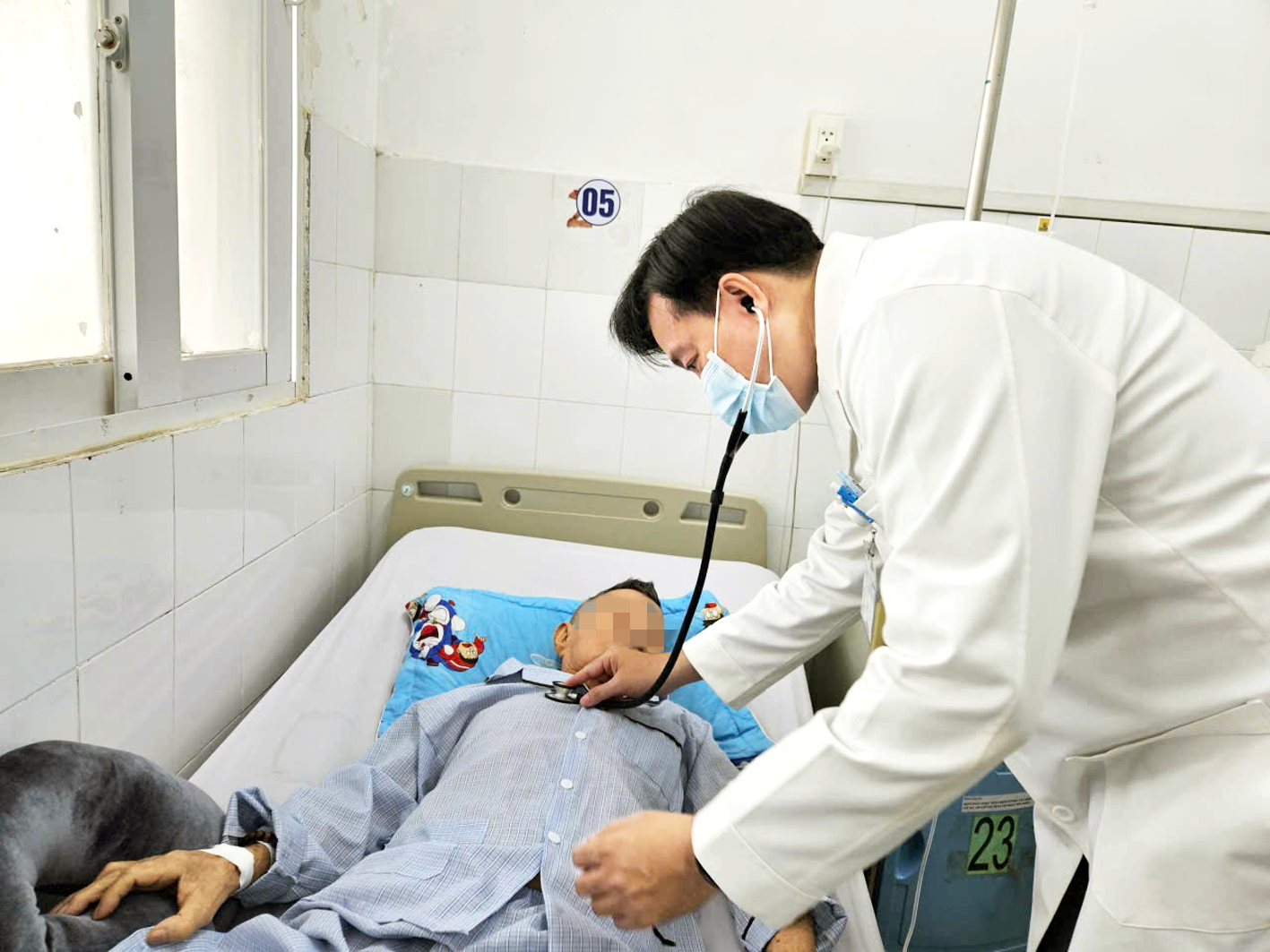 Nắng nóng, nhiều người nhập viện Bác sĩ Tiêu Chí Đức thăm khám cho cụ ông H.