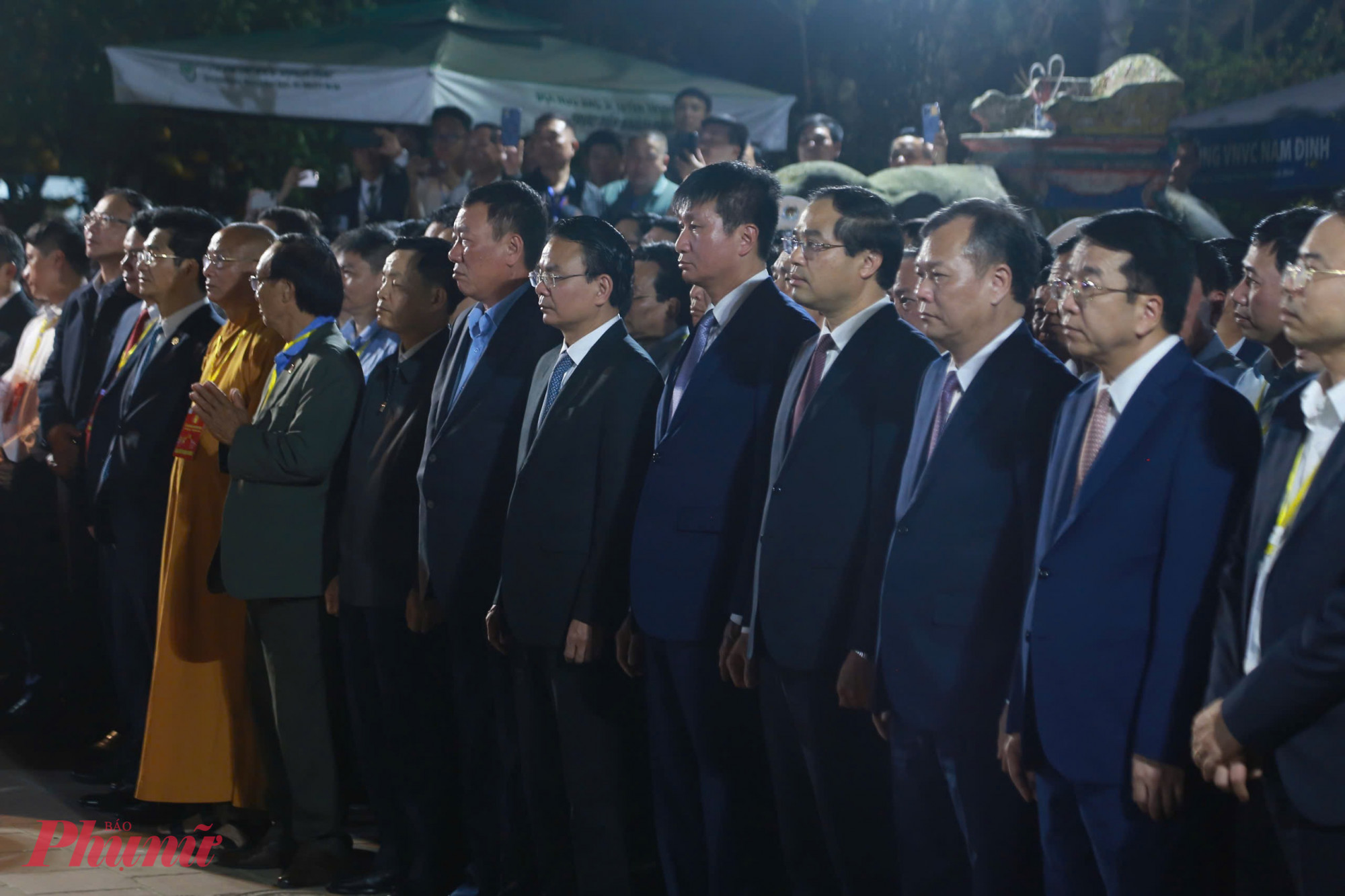 Khoảng 22h tại Đền Thiên Trường, nghi thức làm lễ và dâng hương chính thức bắt đầu. Lãnh đạo tỉnh Ninh Bình cùng một số vị lãnh đạo, đại biểu thành kính dâng hương trước anh linh các vua Trần.