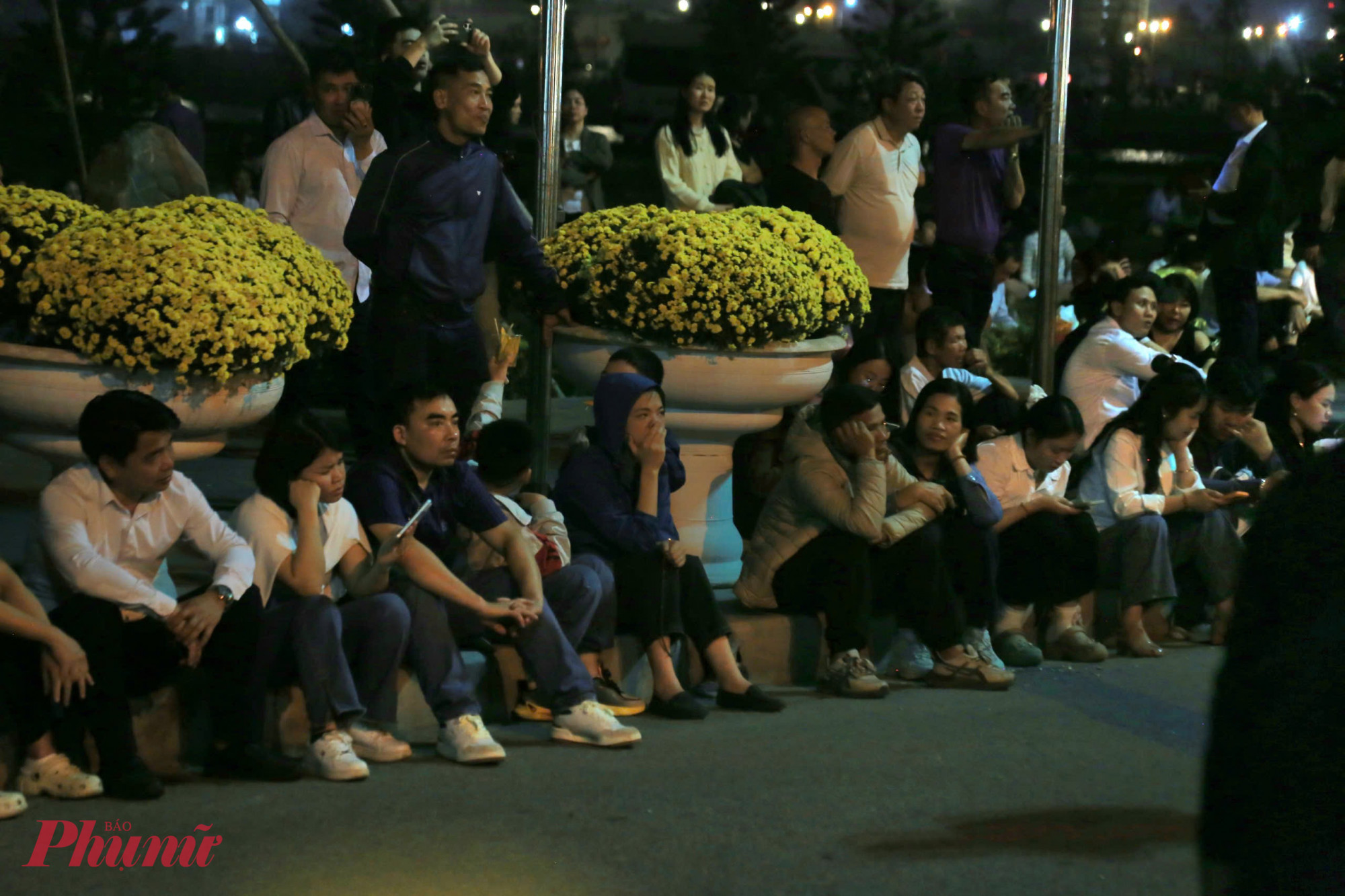 Dù trời còn tối và mưa lất phất, dòng người vẫn kiên nhẫn chờ đợi