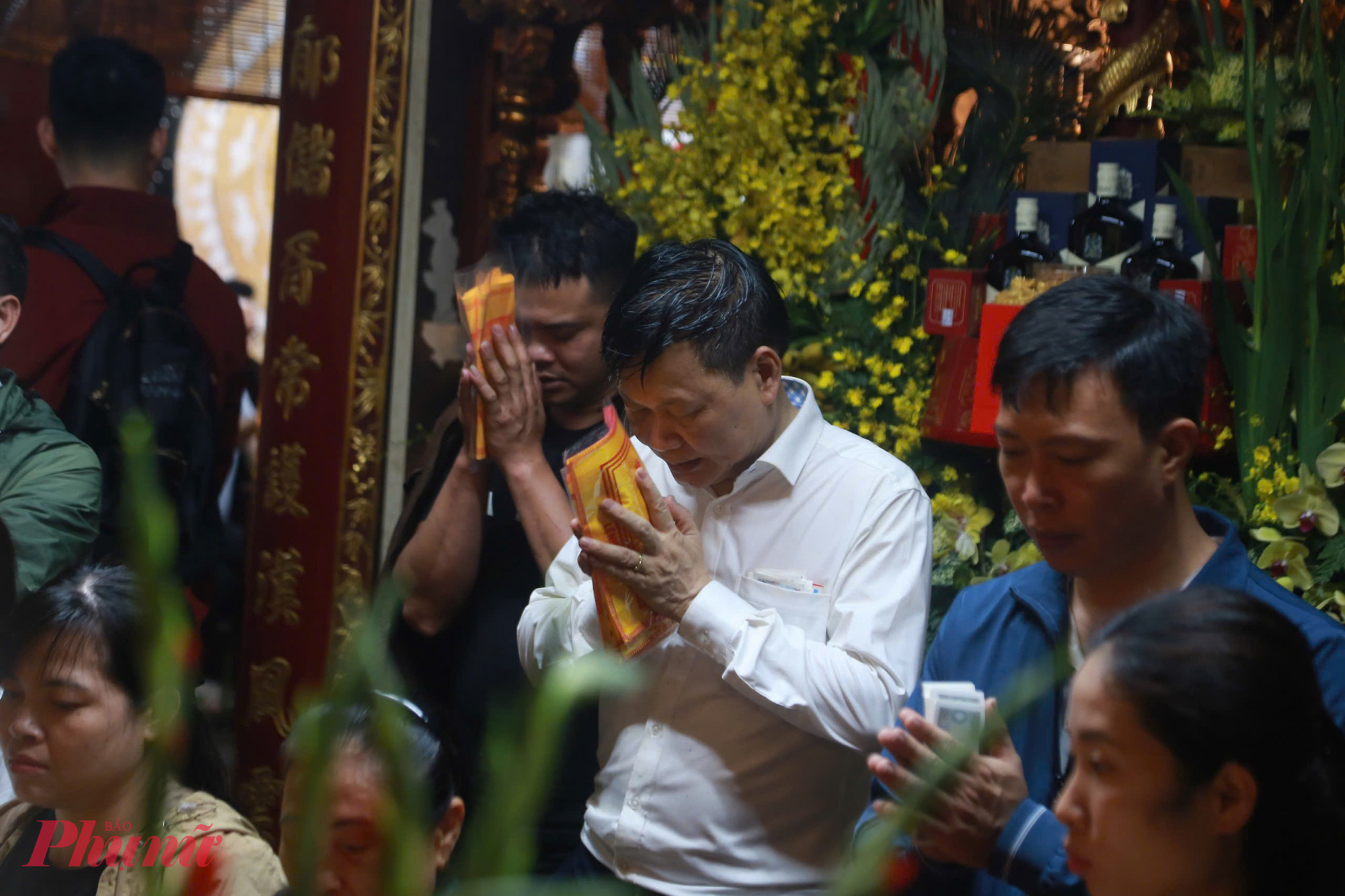 Đúng 5g, nhà đền bắt đầu phát ấn.