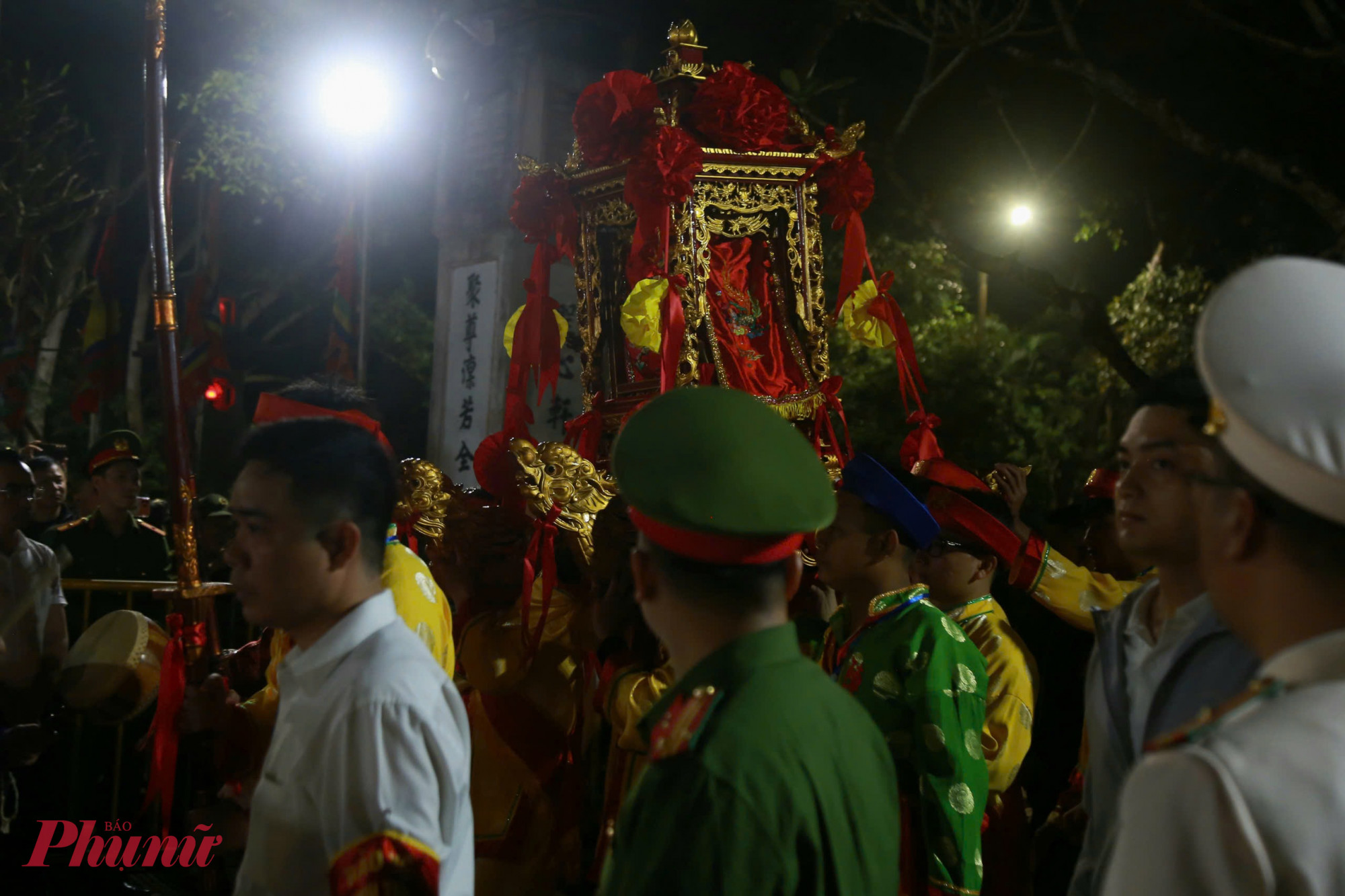 Khoảng 22h30, nghi thức rước kiệu ấn bắt đầu. Đoàn rước di chuyển trang trọng giữa tiếng trống, tiếng nhạc lễ, thu hút sự chú ý của hàng nghìn người đang dõi theo.