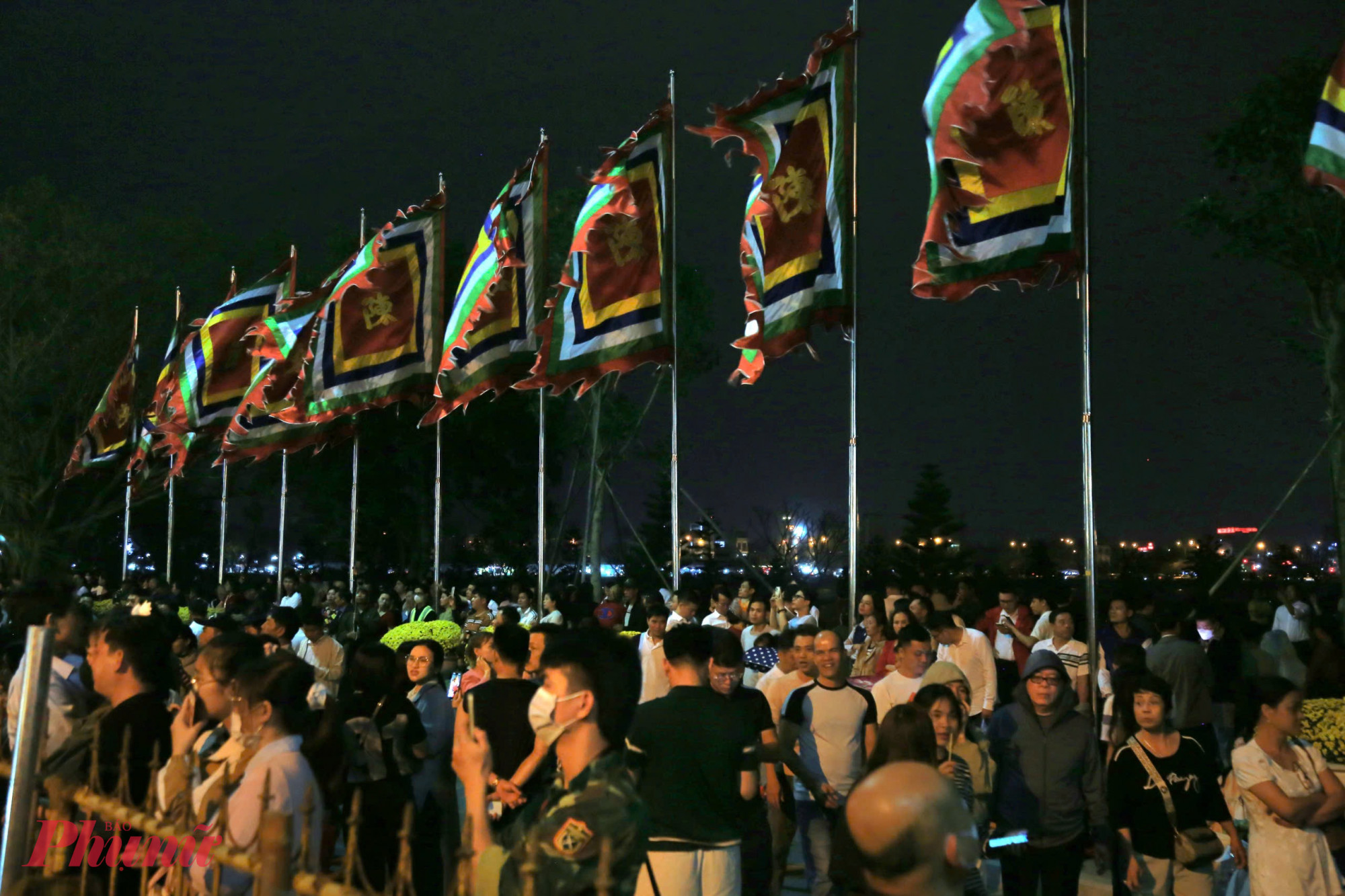 Phía bên ngoài khu vực nội tự, người dân đứng kín sau hàng rào sắt, chăm chú theo dõi từng nghi thức.