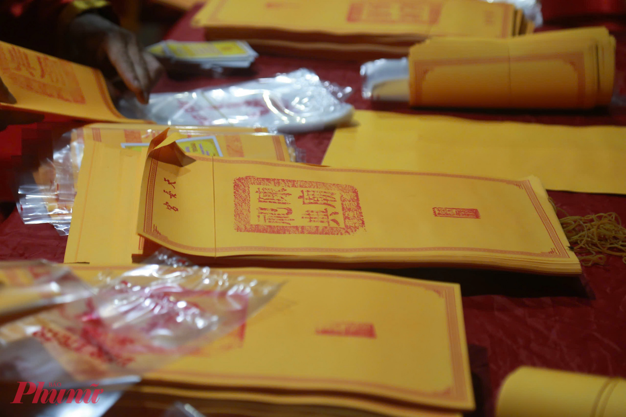 Những xấp ấn vàng được chuẩn bị ngay ngắn trên bàn.