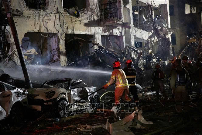 Địa điểm tại Tel Aviv, Israel bị thiệt hại do trúng tên lửa từ Iran ngày 1/3/2026 - Ảnh: THX/TTXVN