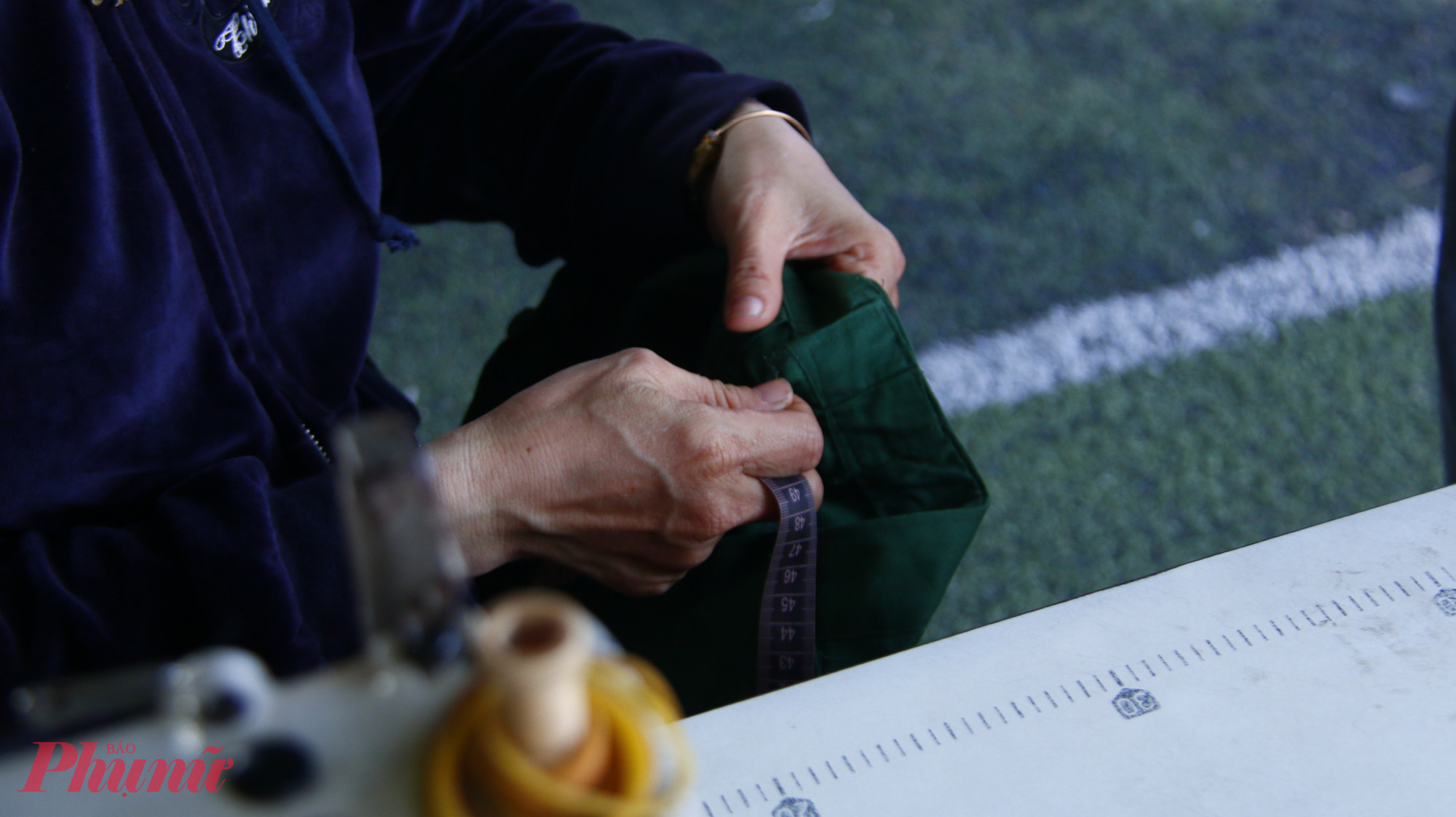 Mỗi cái quần, cái áo đều được chị Uyên tỉ mỉ chỉnh sửa