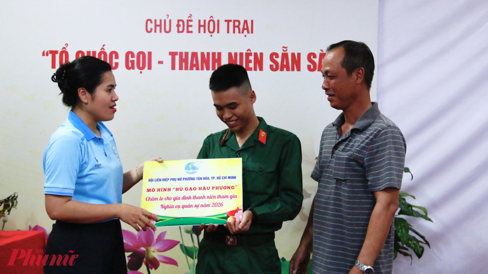 Bà Nguyễn Thị Thủy Tiên – Phó Chủ tịch Ủy ban MTTQ Việt Nam phường Tân Hòa, Chủ tịch Hội LHPN phường – đã trao tặng hũ gạo tình thương cho em Trần Hoàng Bảo Minh (18 tuổi) và gia đình. Theo đó, trong suốt 2 năm em thực hiện nghĩa vụ quân sự, Hội LHPN phường sẽ hỗ trợ gia đình mỗi tháng 5kg gạo, góp phần chia sẻ khó khăn với gia đình yên tâm để em lên đường làm tròn trách nhiệm với Tổ quốc.