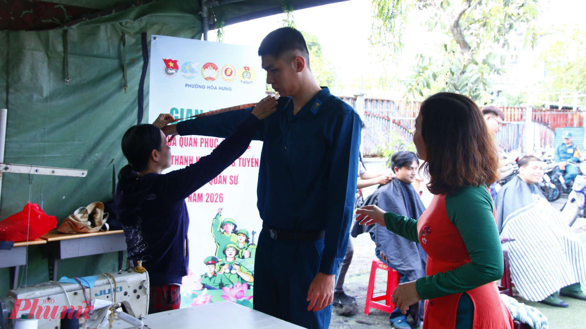 Cách đó không xa, chị Lê Thị Thu Uyên - Hội viên phụ nữ phường Hòa Hưng, miệt mài chỉnh sửa quân trang cho các tân binh. Chị thoăn thoắt khâu cúc áo, lên lai quần cho từng bộ quân phục. “Từ chiều đến giờ tôi đã sửa gần 10 chiếc quần. Nhìn các em có bộ quân phục gọn gàng, chỉnh tề trước ngày lên đường, dù có mệt tôi cũng thấy vui. Mong rằng các em luôn tự tin, bản lĩnh và hoàn thành tốt nghĩa vụ của mình” -chị Uyên chia sẻ.