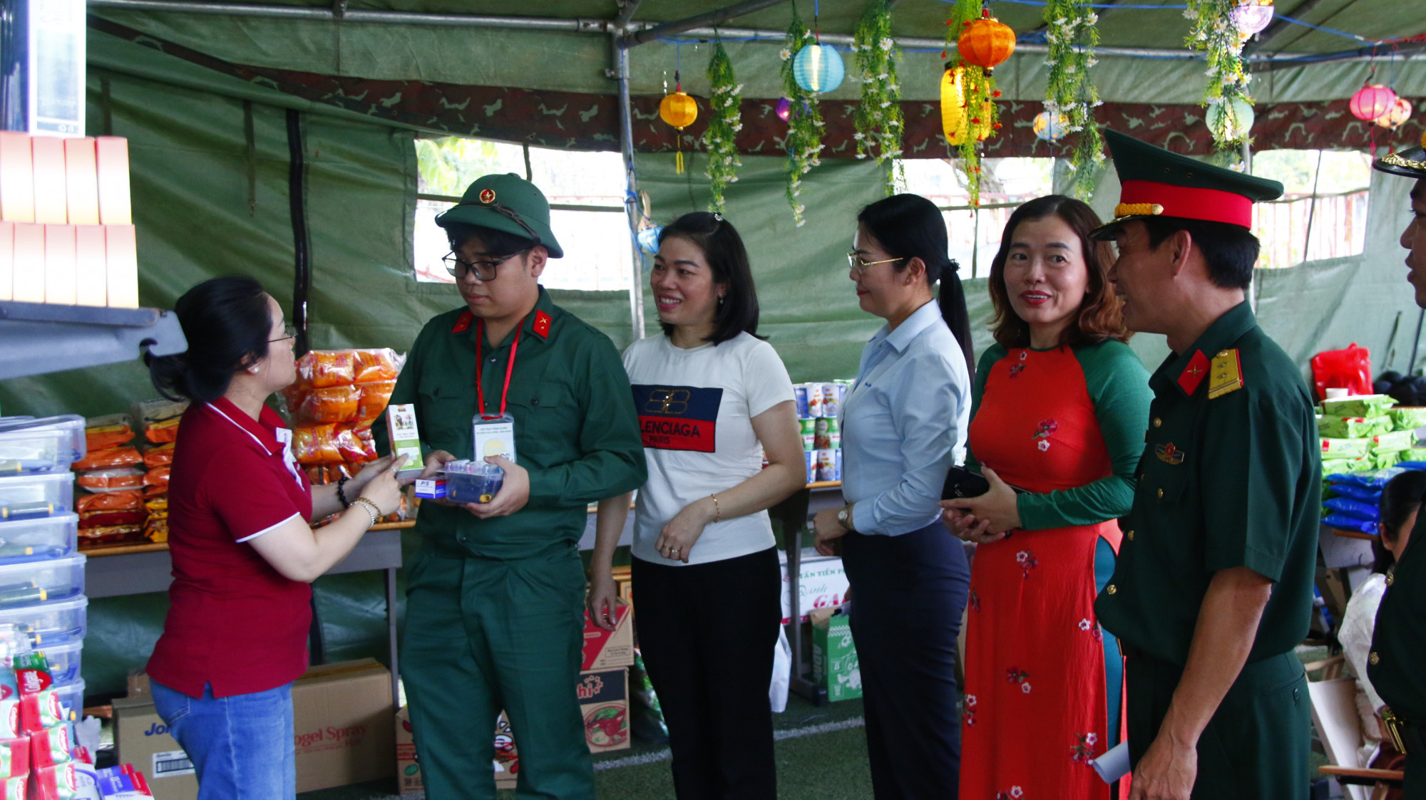 Tại khuôn viên Nhà Thiếu nhi quận 10 trước đây, không khí Ngày hội trại tòng quân của phường Hòa Hưng diễn ra sôi nổi với nhiều hoạt động ý nghĩa. Nổi bật là gian hàng “0 đồng” do Hội LHPN phường phối hợp cùng Ủy ban MTTQ Việt Nam phường và các tổ chức chính trị - xã hội thực hiện. Các vật dụng, đồ ăn thiết yếu như kim chỉ, dầu gội, bánh, sữa… được trưng bày gọn gàng để các tân binh tự do lựa chọn mang theo trước ngày nhập ngũ.