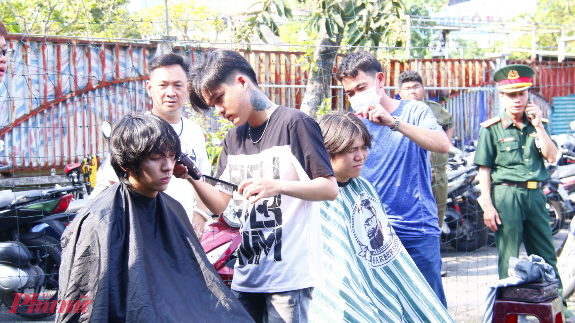 Bên cạnh gian hàng 0 đồng, Hội LHPN phường Hòa Hưng còn tổ chức các gian hàng cắt tóc và chỉnh sửa quân trang miễn phí cho tân binh.