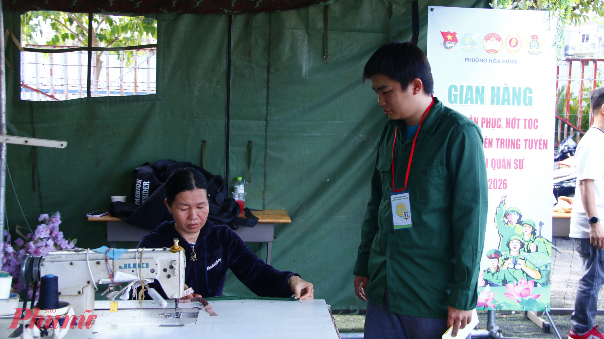 Nhận chiếc quần đã được lên lai cẩn thận, bạn Lâm Đình Quang (24 tuổi) mặc thử ngay và bày tỏ sự xúc động: “Khoác lên bộ quân phục chỉnh tề, em cảm thấy tự tin hơn rất nhiều. Em cảm ơn các cô, các chị đã quan tâm, hỗ trợ tụi em, đó là động lực để em bước vào chặng đường sắp tới”.