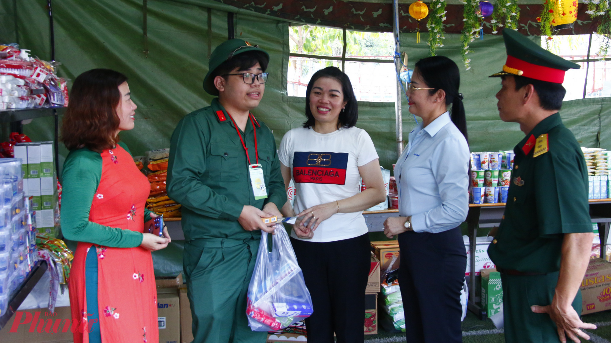 Em Đặng Lê Tuấn Khanh (21 tuổi) cùng mẹ là chị Lê Thị Xuân Mai đến lựa chọn một số vật dụng cần thiết. Chị Mai chia sẻ, khi biết con trúng tuyển nghĩa vụ quân sự, chị vừa mừng vừa lo. “Mừng vì con được thực hiện nghĩa vụ của một thanh niên đối với Tổ quốc, nhưng cũng lo vì con chưa bao giờ xa gia đình lâu như vậy, môi trường rèn luyện trong quân đội lại khắc nghiệt. Tuy nhiên, khi được chính quyền địa phương và Hội Phụ nữ quan tâm, động viên, gia đình tôi cũng yên tâm hơn để chuẩn bị cho con lên đường nhập ngũ” - chị nói.