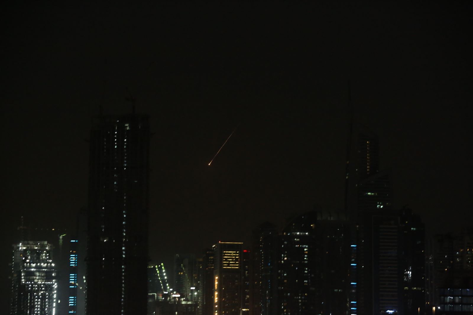 Vệt sáng tên lửa trên bầu trời thành phố Dubai, UAE ngày 28/2/2026 - Ảnh: THX/TTXVN