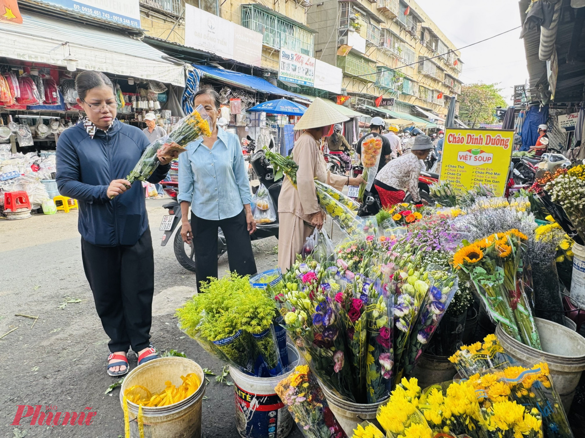 Hoa cũng tăng giá mạnh nên nhiều người chỉ mua hoa cúc