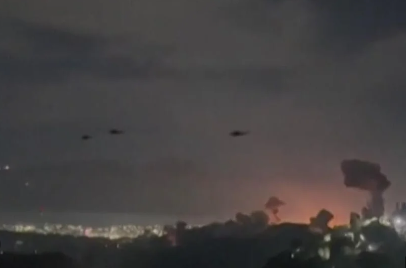 Thời đại giám sát tình báo: Mối nguy hiểm với các nhà lãnh đạo Trực thăng của lực lượng đặc nhiệm Delta, Mỹ trên bầu trời Caracas trong chiến dịch Absolute Resolve nhằm bắt giữ Tổng thống Venezuela Maduro vào đầu tháng 1/2026. Ảnh: CBS