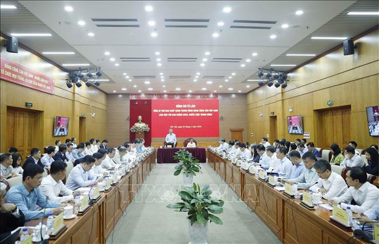 Tổng Bí thư đề nghị Ban Chính sách, chiến lược Trung ương nghiên cứu, chắt lọc, tiếp thu đầy đủ các ý kiến tham gia đóng góp để hoàn thiện dự thảo Nghị quyết quan trọng này, báo cáo Bộ Chính trị - Ảnh: TTXVN