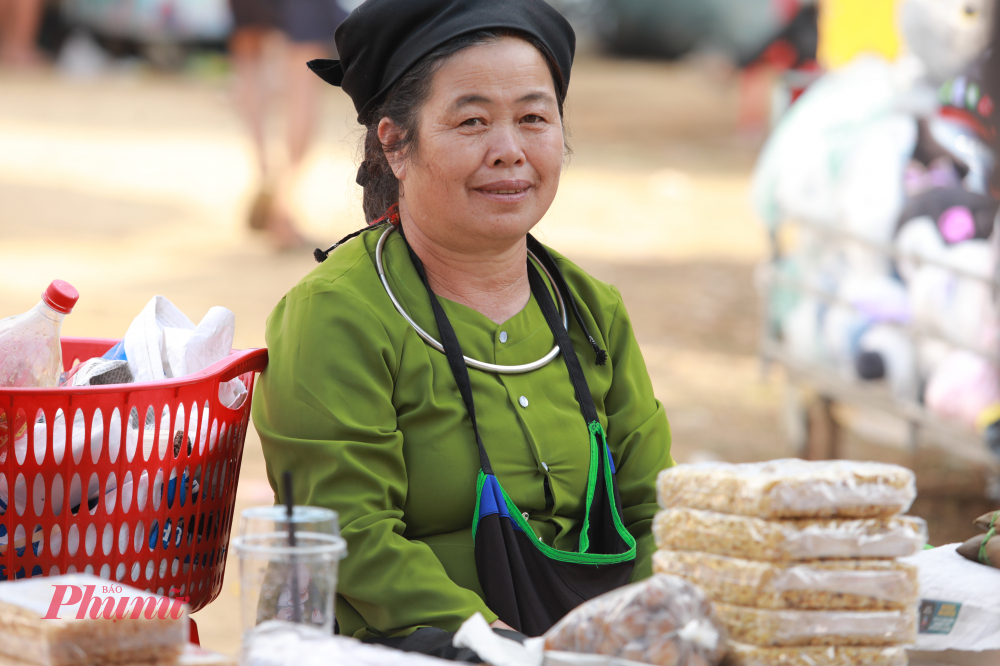Bên cạnh đó, không gian ẩm thực truyền thống với các món đặc sản như khấu nhục, rau khai, rau ngót rừng, thịt trâu, lợn quay nguyên con… càng làm cho ngày hội thêm đậm đà, khó quên - ảnh: T.H.