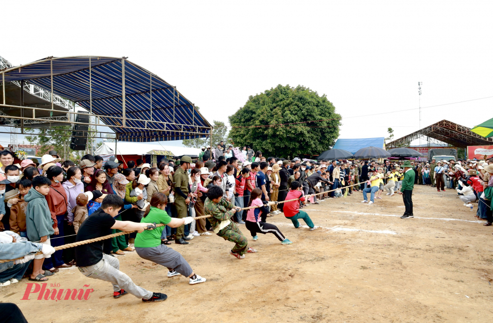 Các trò chơi dân gian như tung còn, kéo co, bắn nỏ, lày cỏ… cũng thu hút đông đảo người dân và du khách tham gia, tạo nên bầu không khí sôi động, gắn kết.
