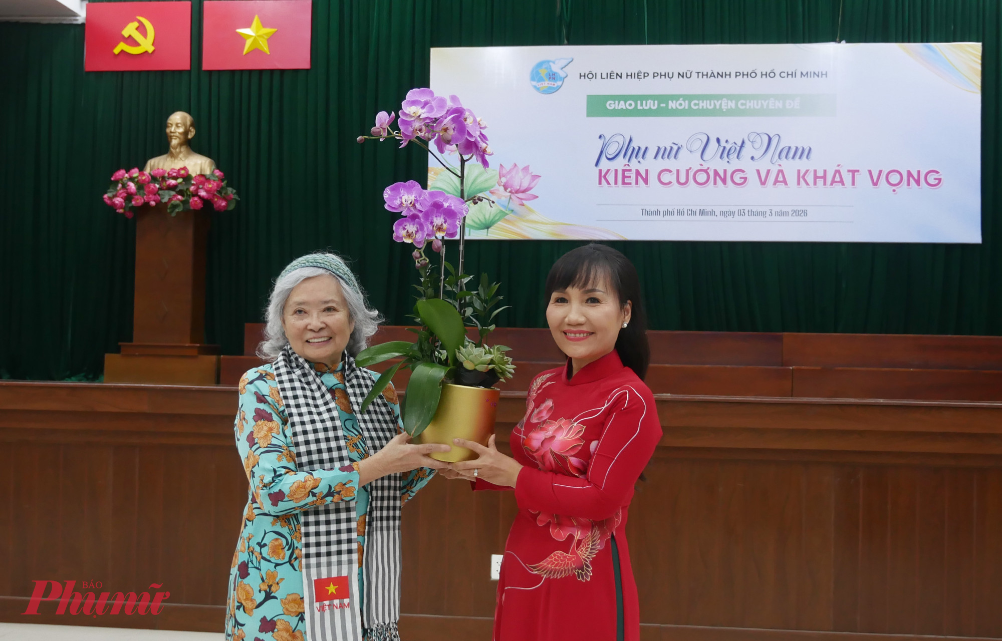 Bà Trịnh Thị Thanh - Phó chủ tịch thường trực Hội LHPN TPHCM - tặng hoa cám ơn bà Trần Tố Ng,  đã đến tham gia chương trình, tiếp lửa truyền thống cho phụ nữ thành phố - Ảnh: Trang Nguyễn 