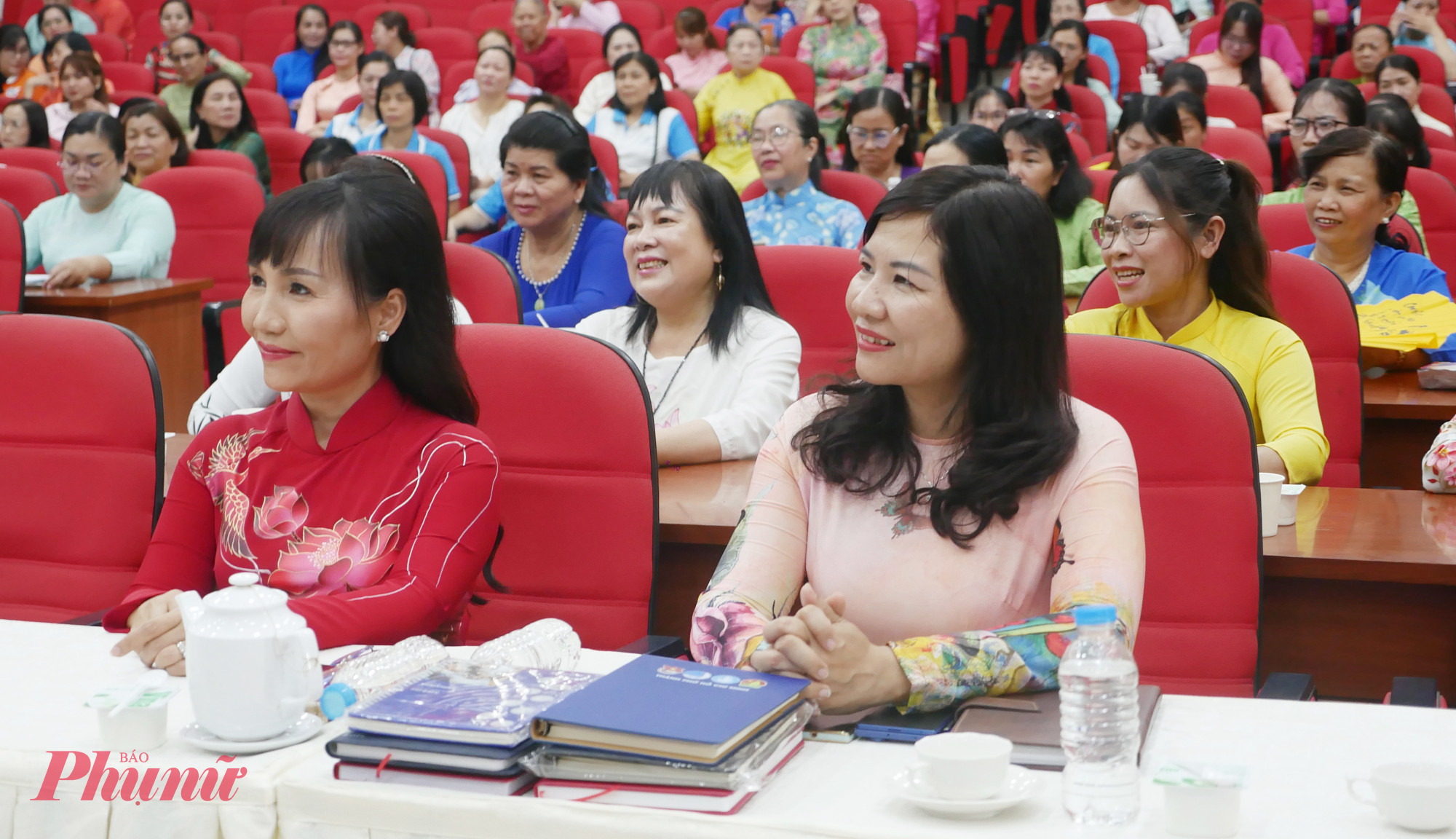 Bà Trịnh Thị Thanh - Phó Chủ tịch Hội LHPN TPHCM và Nguyễn Thị Ngọc Linh, Phó Chủ tịch Hội Liên hiệp Phụ nữ TP.HCM