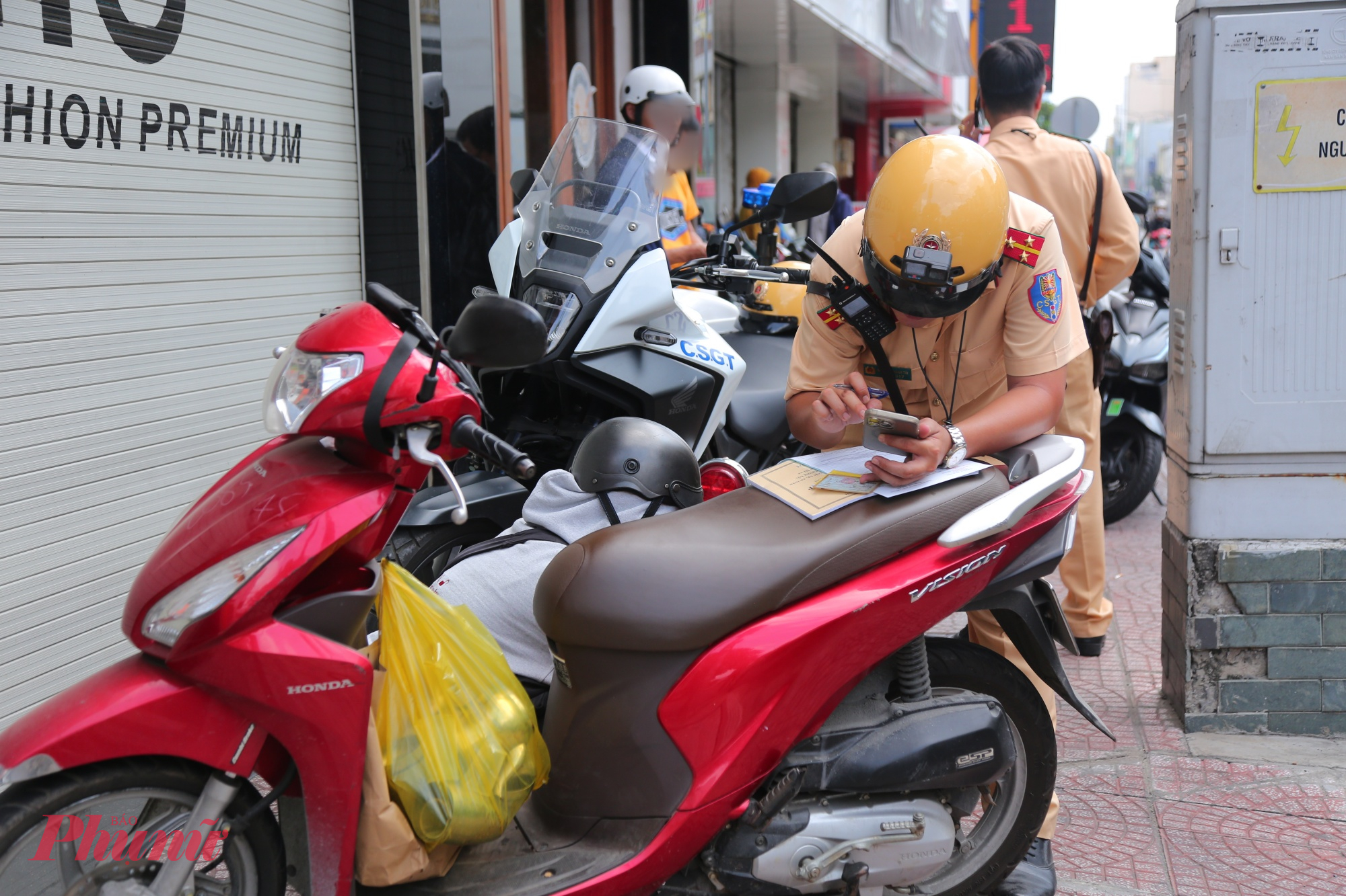 Khoảng 11g45 phút, khi tiếng chuông báo hiệu sắp có tàu lửa đến, đèn đỏ tại đường ngang cũng được sáng lên, nhưng xe máy do cô gái điều khiển bất chấp vượt đèn đỏ. Lúc này CSGT phát hiện lập tức đuổi theo ra hiệu dừng xe. 