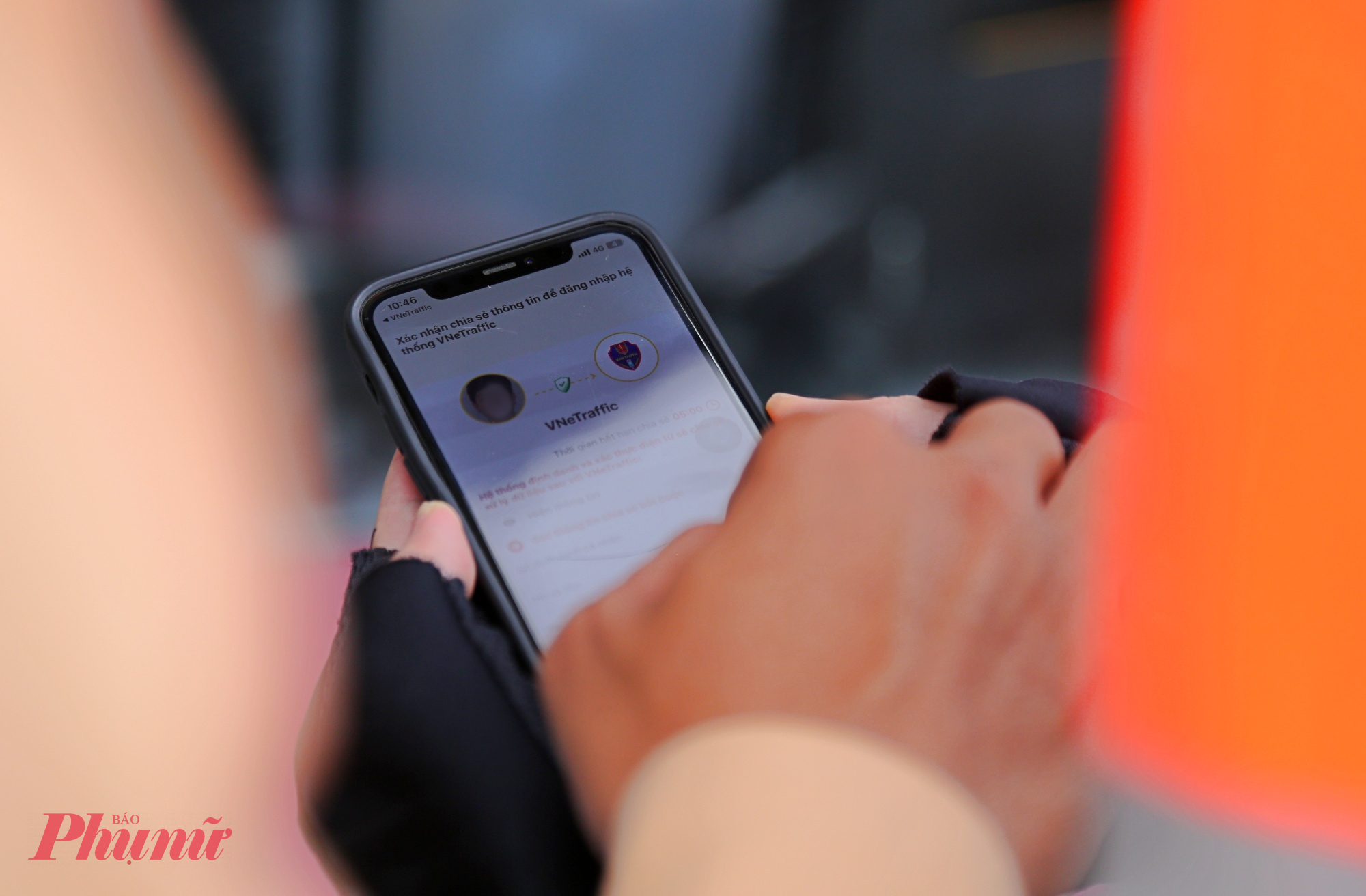 CSGT và người vi phạm tra cứu phạt nguội qua VNeID 