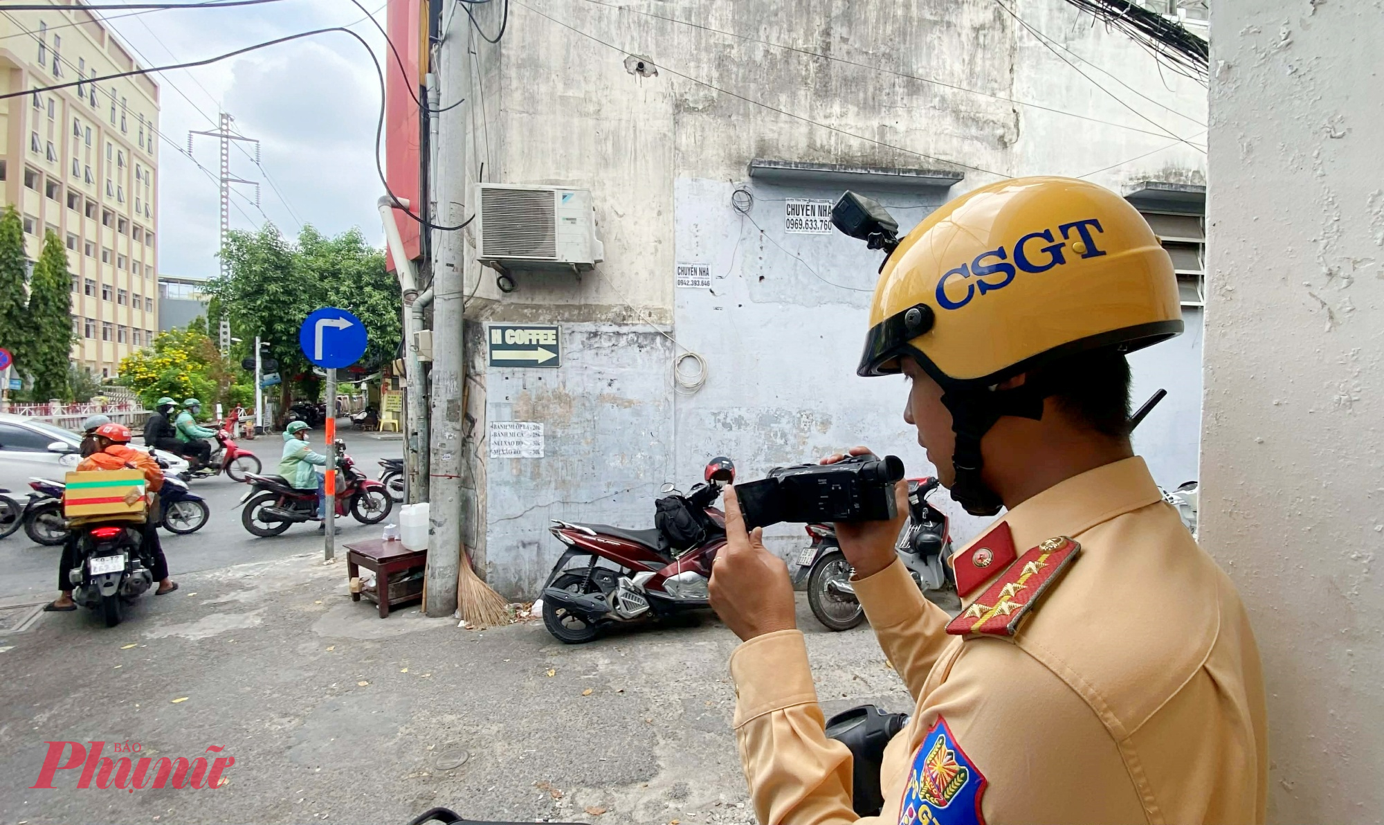 Sau khi phạt trực tiếp, lực lượng CSGT Tân Sơn Nhất cũng kết hợp ghi hình “phạt nguội” với các phương tiện vi phạm quy định về quy tắc giao thông tại đường ngang, cầu chung, hầm đường sắt. 
