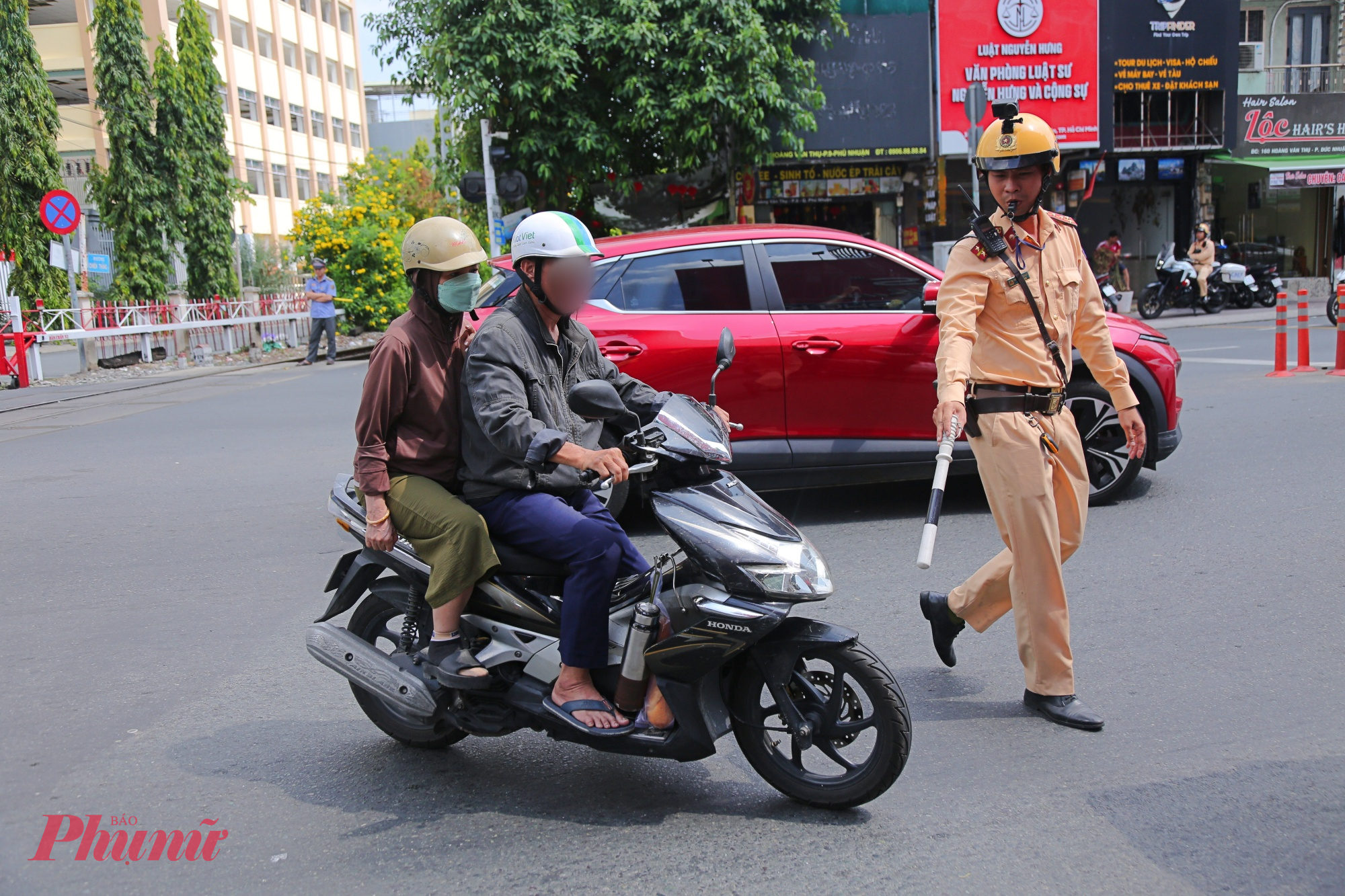 Khoảng 10g cùng ngày, Đội CSGT Tân Sơn Nhất bố trí lực lượng hai bên đường Hoàng Văn Thụ phát hiện xe máy do người đàn ông chở một phụ nữ lưu thông từ đường dân sinh rẽ trái băng ngang đường sắt, gây ùn ứ, rối loạn. Ngay lập tức, CSGT ra hiệu dừng xe người này, hướng dẫn vào lề đường để xử lý vi phạm. 