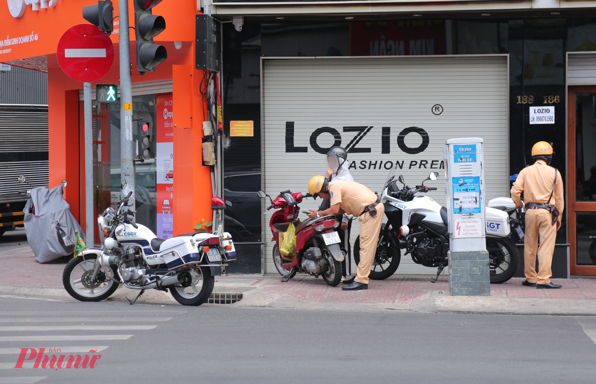 Ngày 3/3, Đội Cảnh sát giao thông (CSGT) Tân Sơn Nhất - Phòng CSGT Công an TPHCM tăng cường kiểm tra, xử phạt nhiều phương tiện cố tình vượt đường ngang bất chấp đèn tín hiệu, biển báo chỉ dẫn tại đường ngang tuyến đường sắt Bắc – Nam trên đường Hoàng Văn Thụ (phường Phú Nhuận).