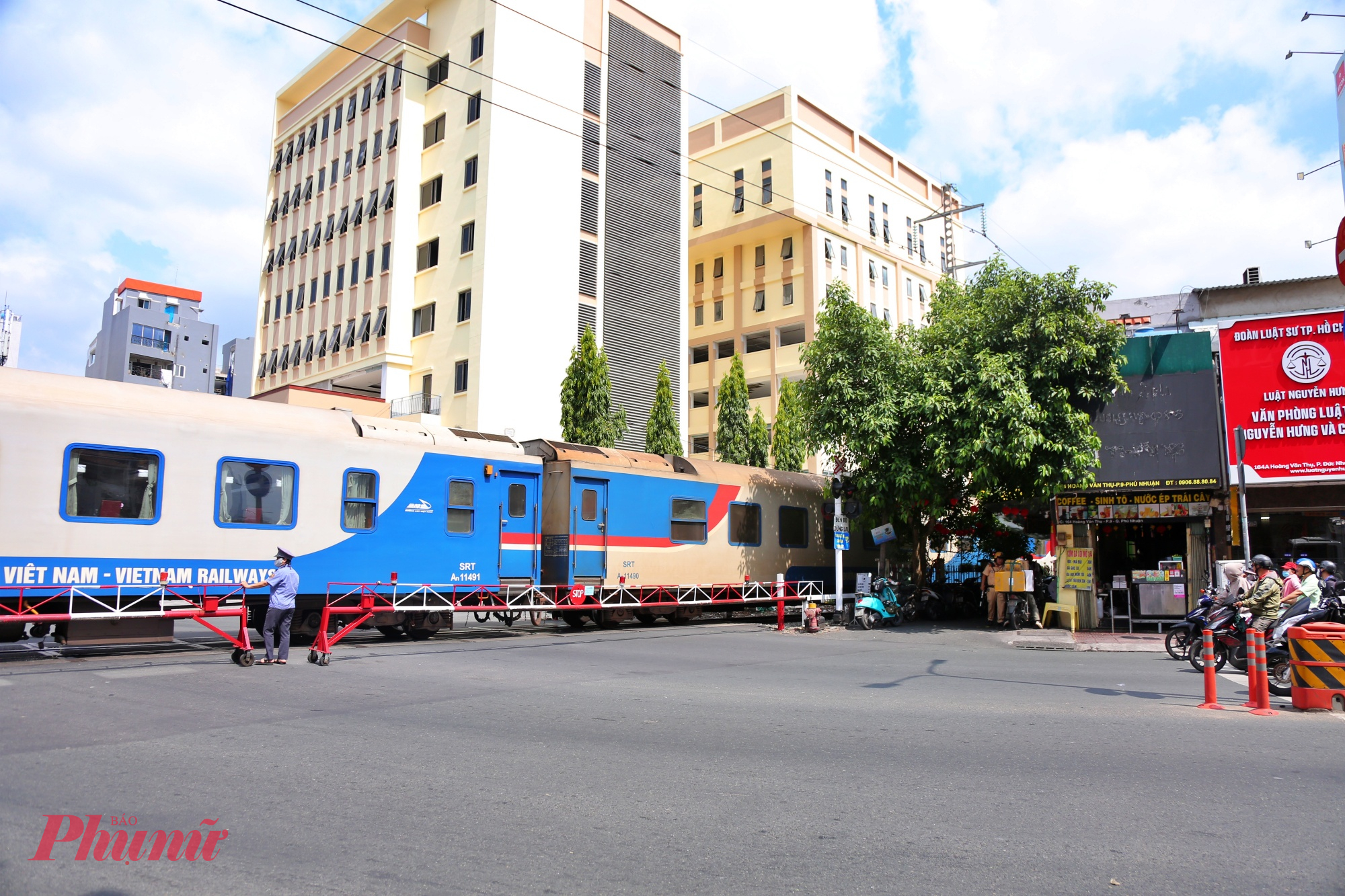 Tuyến đường ngang Hoàng Văn Thụ làm một trong những điểm “nóng” về vi phạm an toàn trật tự giao thông khi có đường hẻm dân sinh kết nối. 