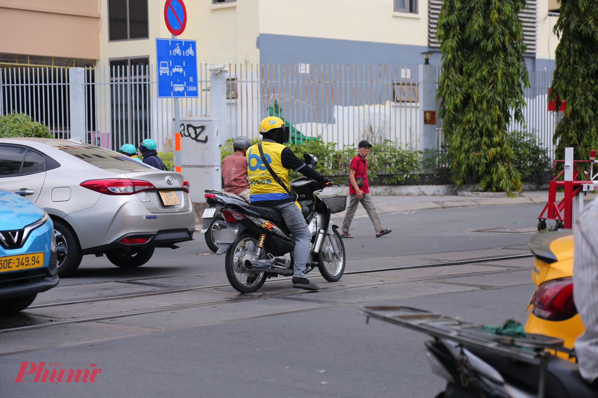 Theo Đội CSGT Tân Sơn Nhất, việc tăng cường kiểm tra, xử lý trực tiếp và “phạt nguội” nhằm góp phần đảm bảo an toàn trật tự giao thông tại khu vực đường ngang trên đường Hoàng Văn Thụ