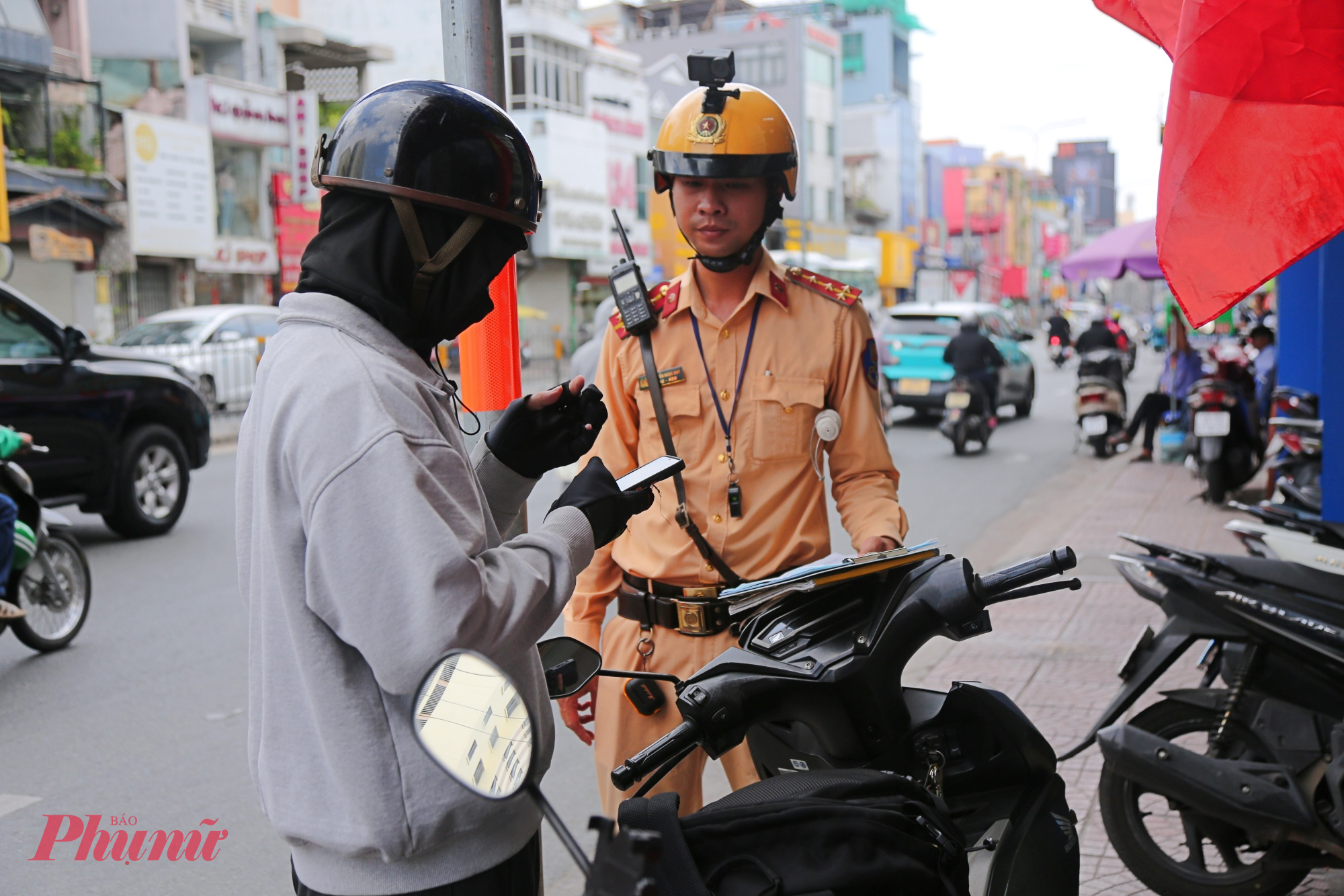 “Không chấp hành hiệu lệnh chỉ dẫn của biển báo khi điều khiển xe đi qua đường ngang”. Với lỗi này, người vi phạm bị xử phạt vi phạm hành chính tại Điều 47 Nghị định 100/2019/NĐ-CP sửa đổi, bổ sung bởi Nghị định 123/2021/NĐ-CP, mức phạt từ 200.000 – 300.000 đồng.